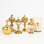 A collection of 5 gold plated ciboria. (H:17,5cm)