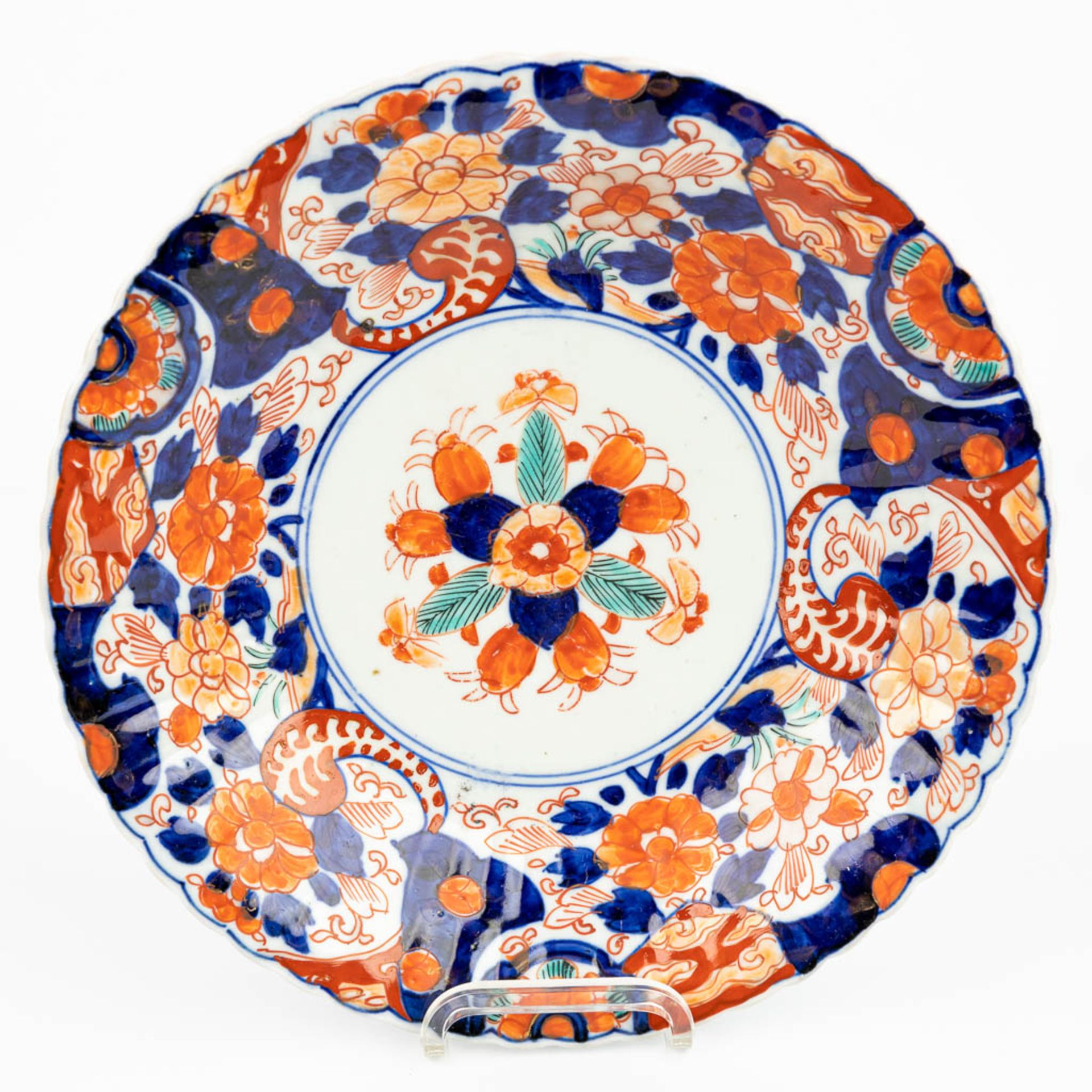 A collection of 7 Chinese and Japanese plates made of porcelain, Imari. - Image 10 of 13