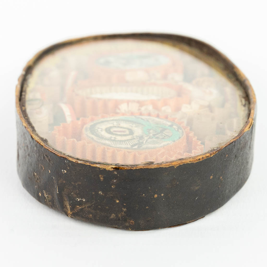 An antique relic in an oval box, marked Agnus Dei, H Reliques. - Image 5 of 11