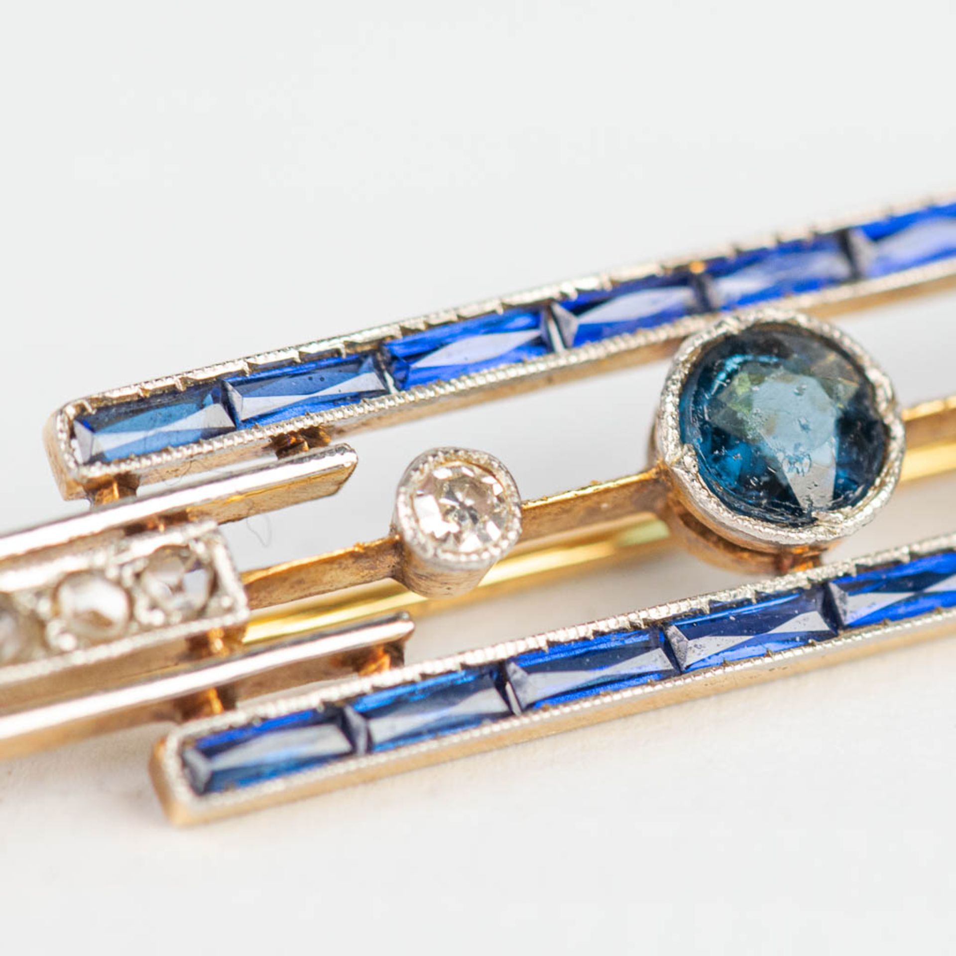 A small brooch made of yellow and white gold in art deco style, with blue sapphires. - Image 5 of 10
