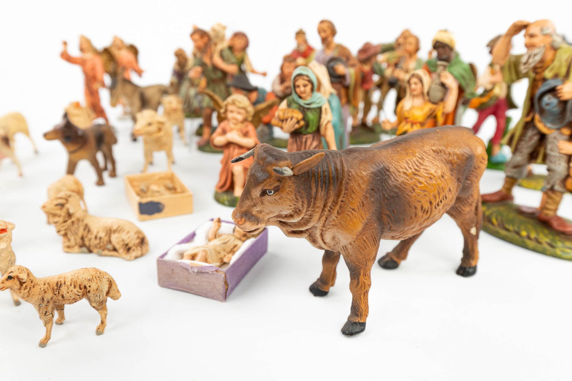 A large and extended Nativity scene with figurines and animals made of papier maché. - Image 12 of 20