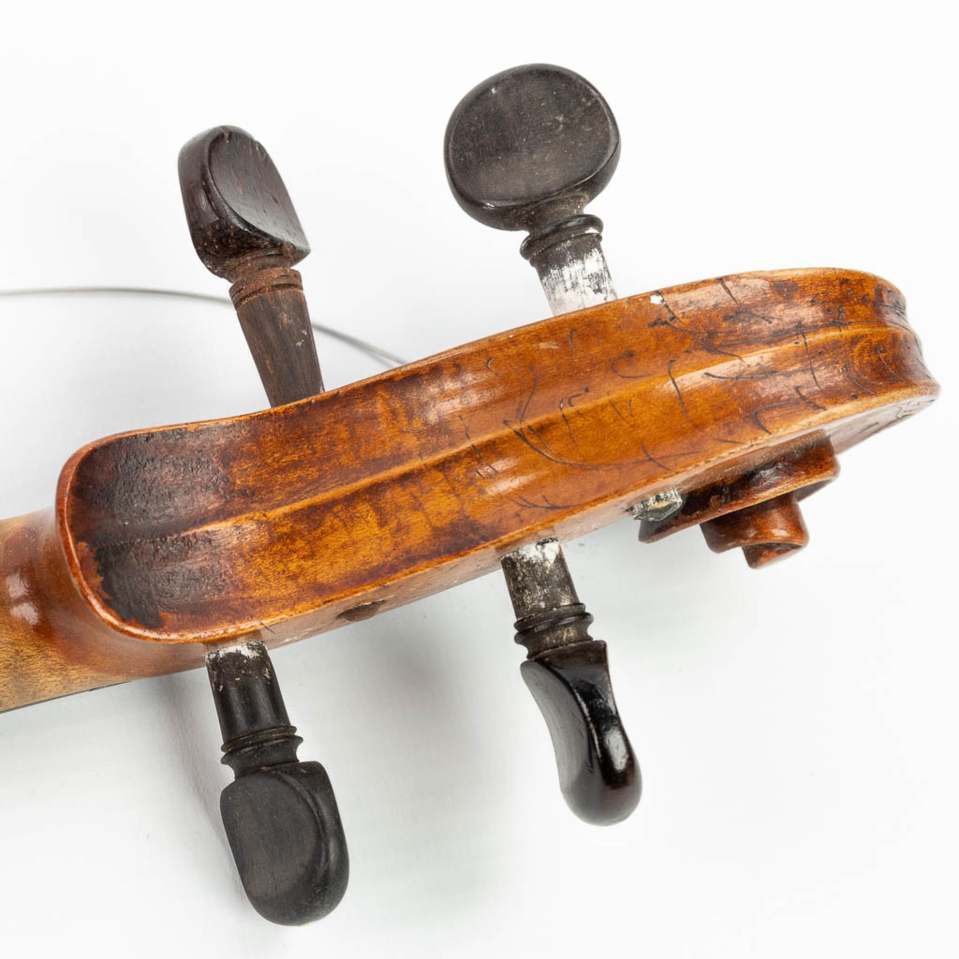 A collection of 3 musical instruments: 2 mandolines and a violin, after a model made by Stradivarius - Image 47 of 56