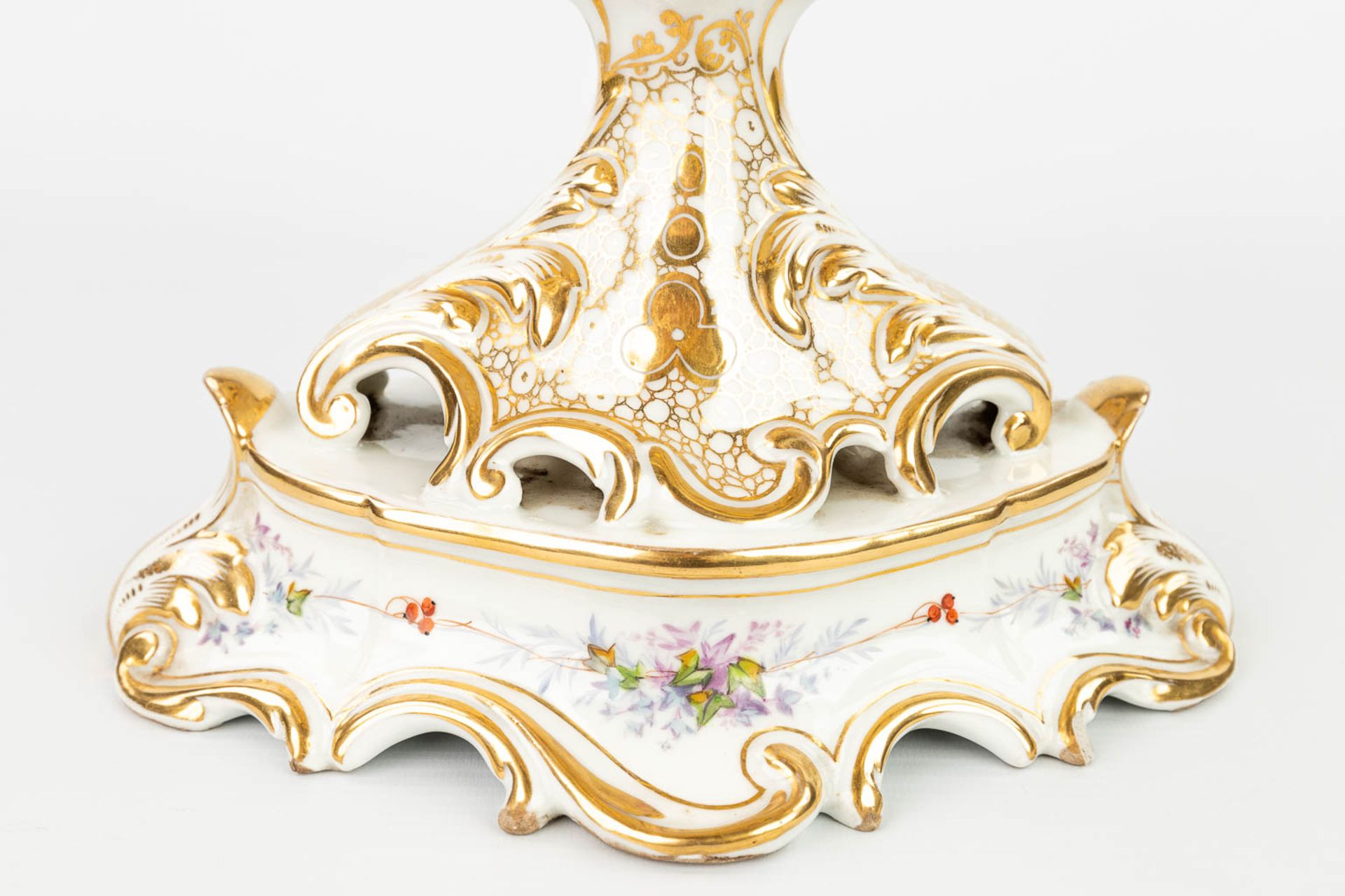 A table centrepiece made of Brussels Porcelain in Louis Philippe style, with hand-painted decor. (H: - Image 9 of 13