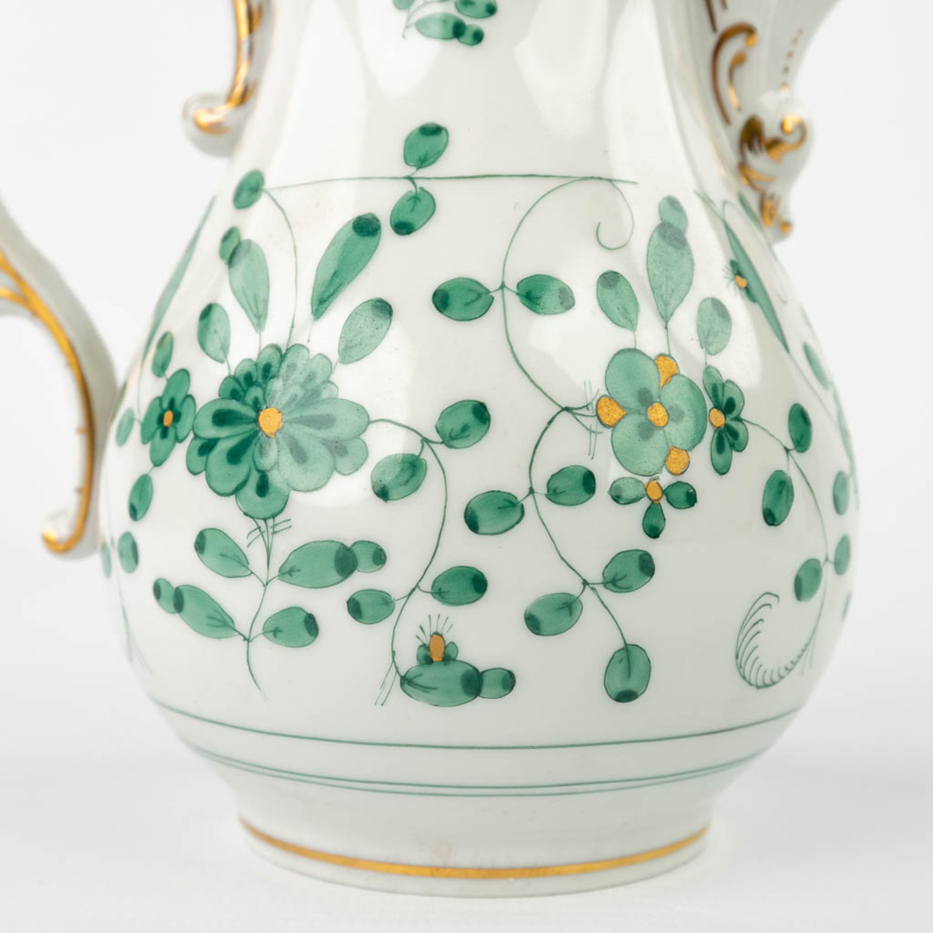 A collection of 2 coffee pots and a milk jug made by Meissen porcelain, 20th century. (H:17cm) - Image 10 of 17