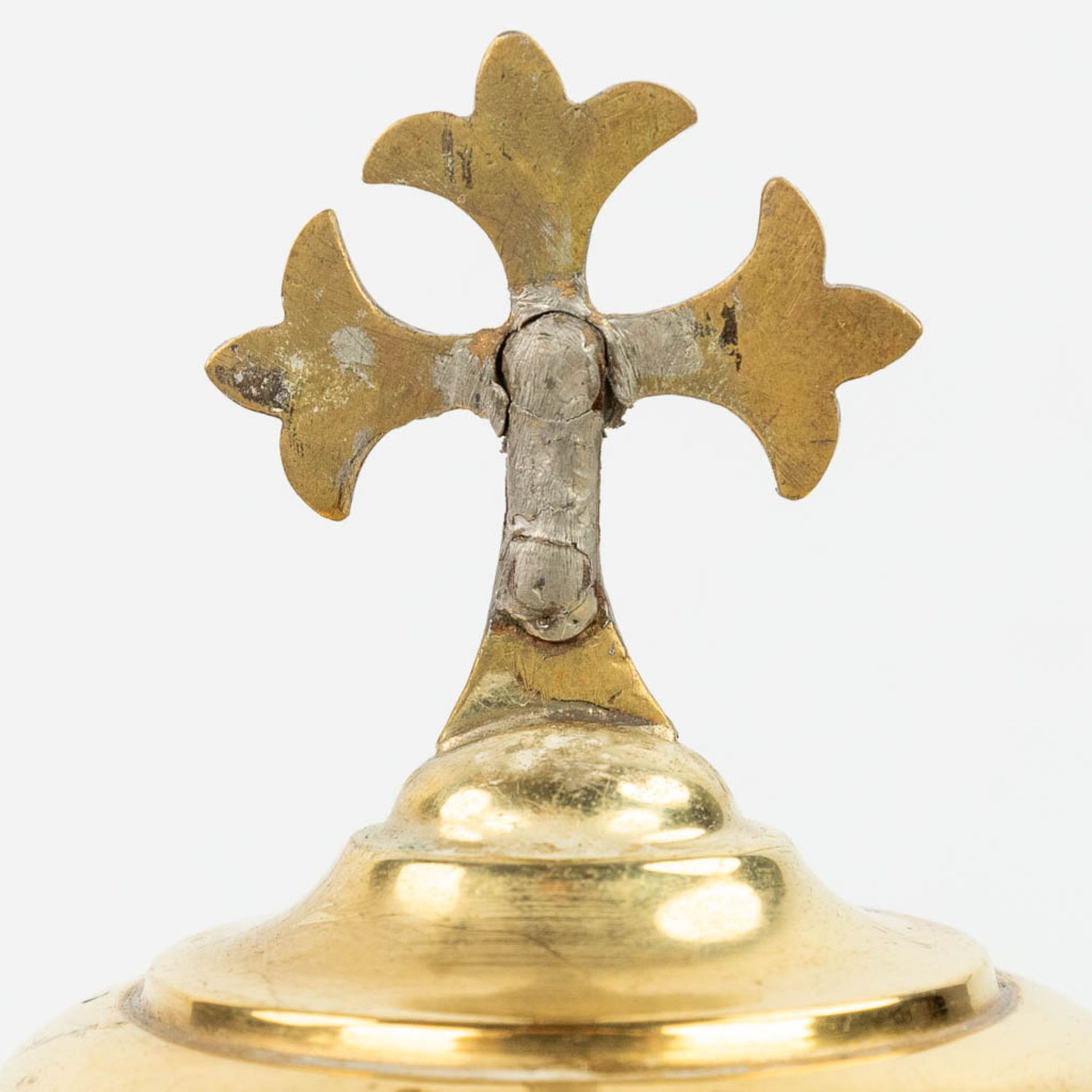 A collection of 4 large ciboria and a chalice made of silver and gold plated metal. - Image 23 of 24