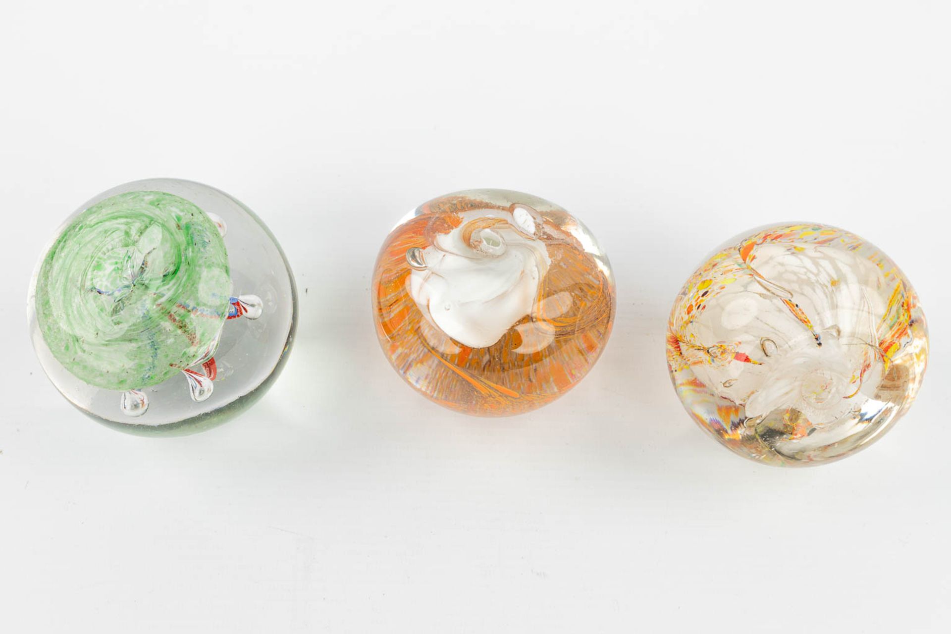 A collection of 7 paperweights made in Murano and decorated with abstract glass art. (H:7,5cm) - Image 6 of 14