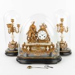 A three-piece mantle clock made of gilt spelter and alabaster, standing under three globes. (H:31cm)