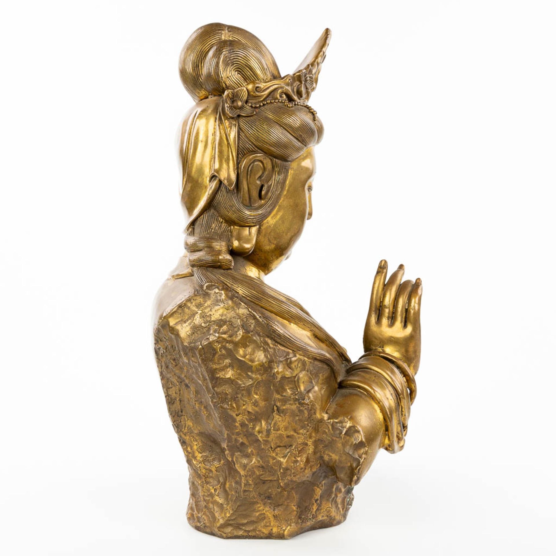 A figurine of Guanyin made of bronze. (H:43cm) - Image 9 of 10