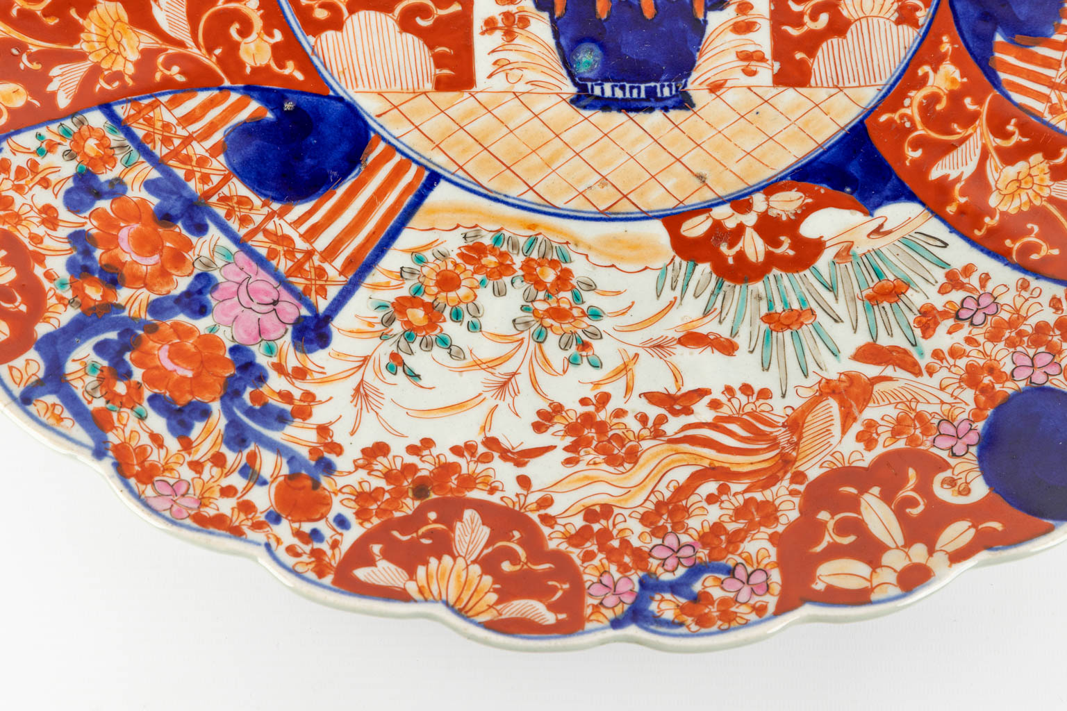 A large Japanese plate made of Imari porcelain. - Image 10 of 12