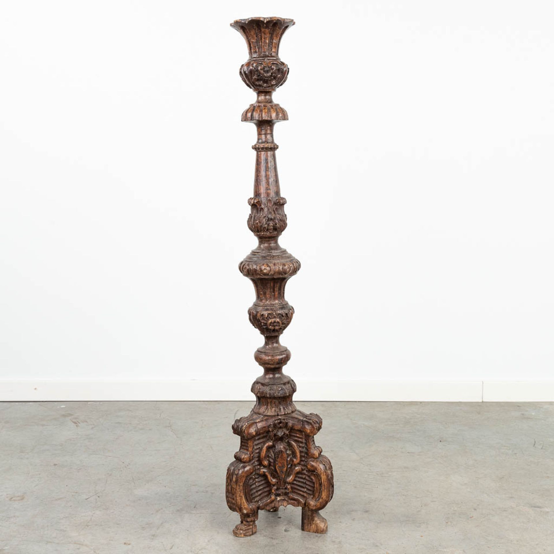 An antique wood sculptured base of a candlestick, around 1800. (H:102cm) - Image 4 of 9