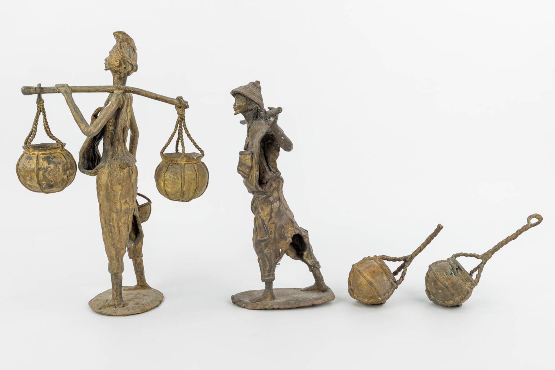 A set of 2 bronze statues of Asian figurines with baskets. (H:36cm) - Image 5 of 11