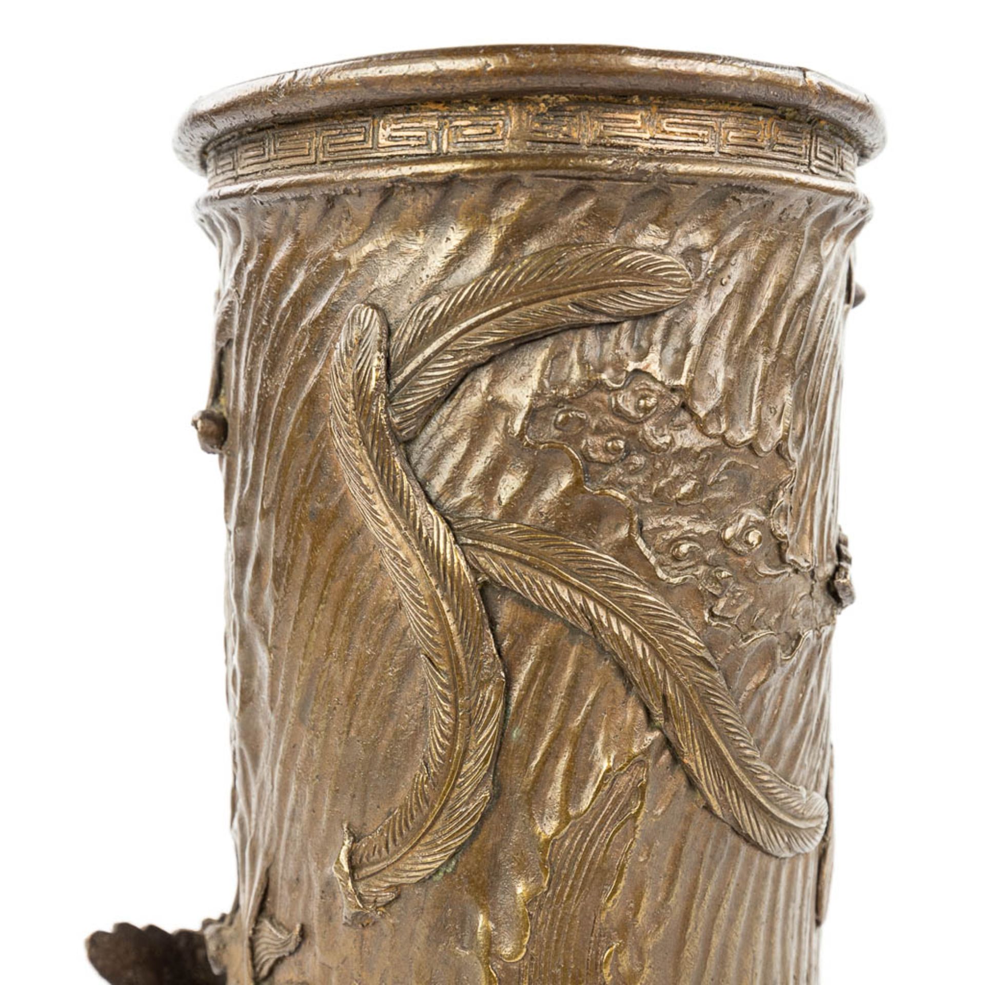 A brush pot made of bronze and decorated with mythological figurines, cranes and bonsai tree. (H:25) - Bild 10 aus 11