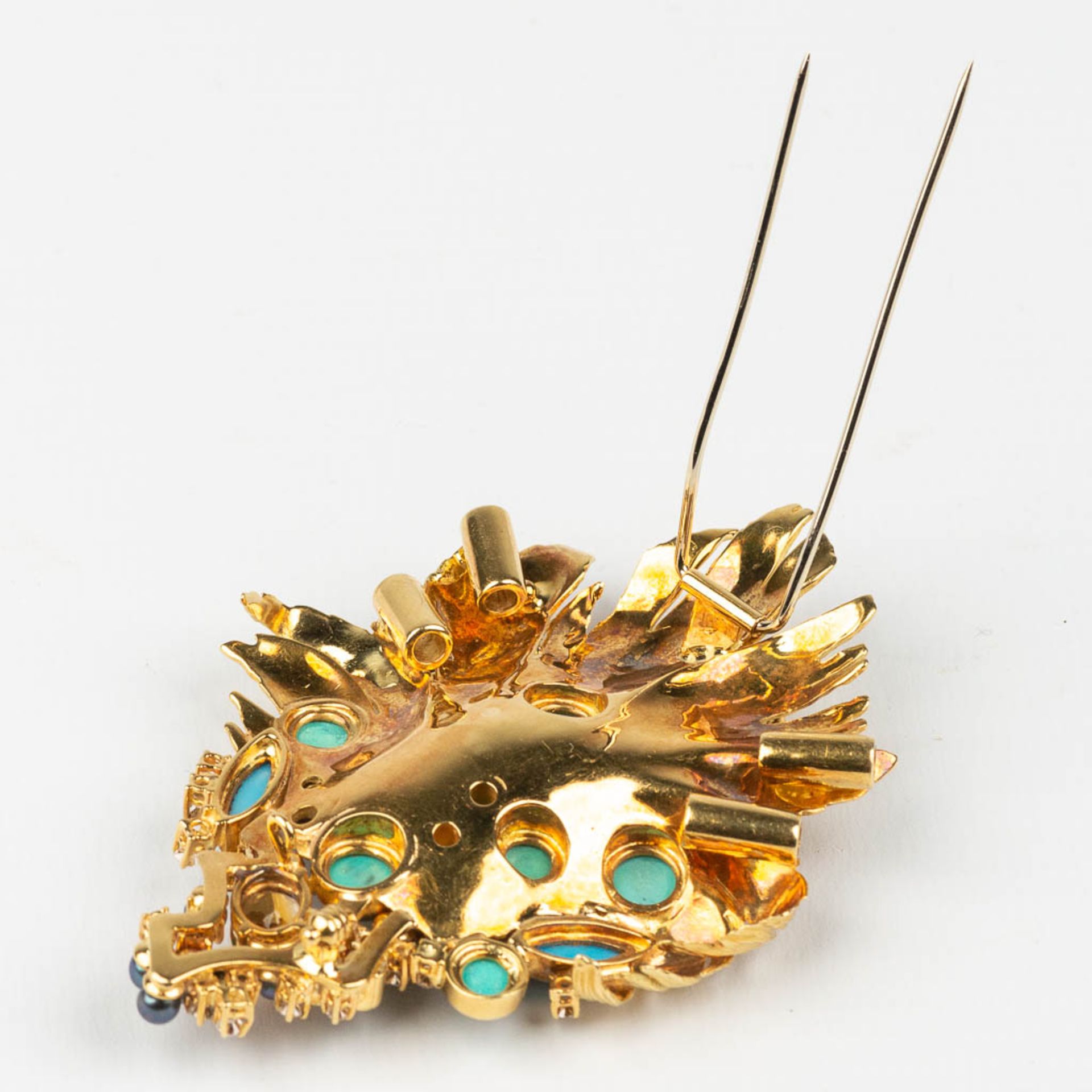 A large brooch decorated with multiple different precious stones, diamonds, in an 18 karat yellow go - Image 5 of 14