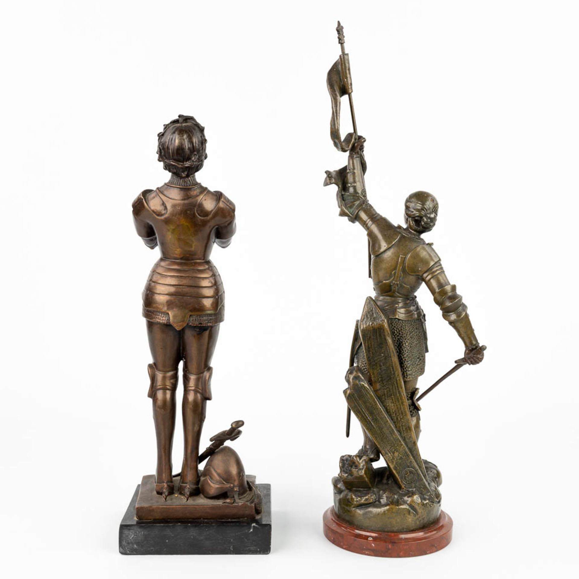 A collection of 2 statues of Jeanne D'arc made of spelter and bronze. (H:50cm) - Image 4 of 12