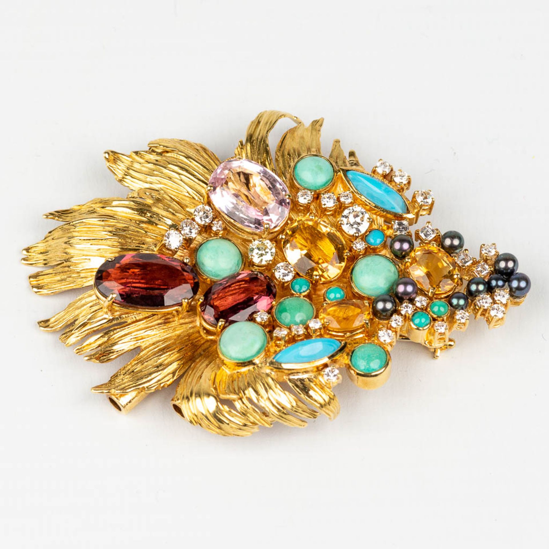 A large brooch decorated with multiple different precious stones, diamonds, in an 18 karat yellow go - Image 11 of 14