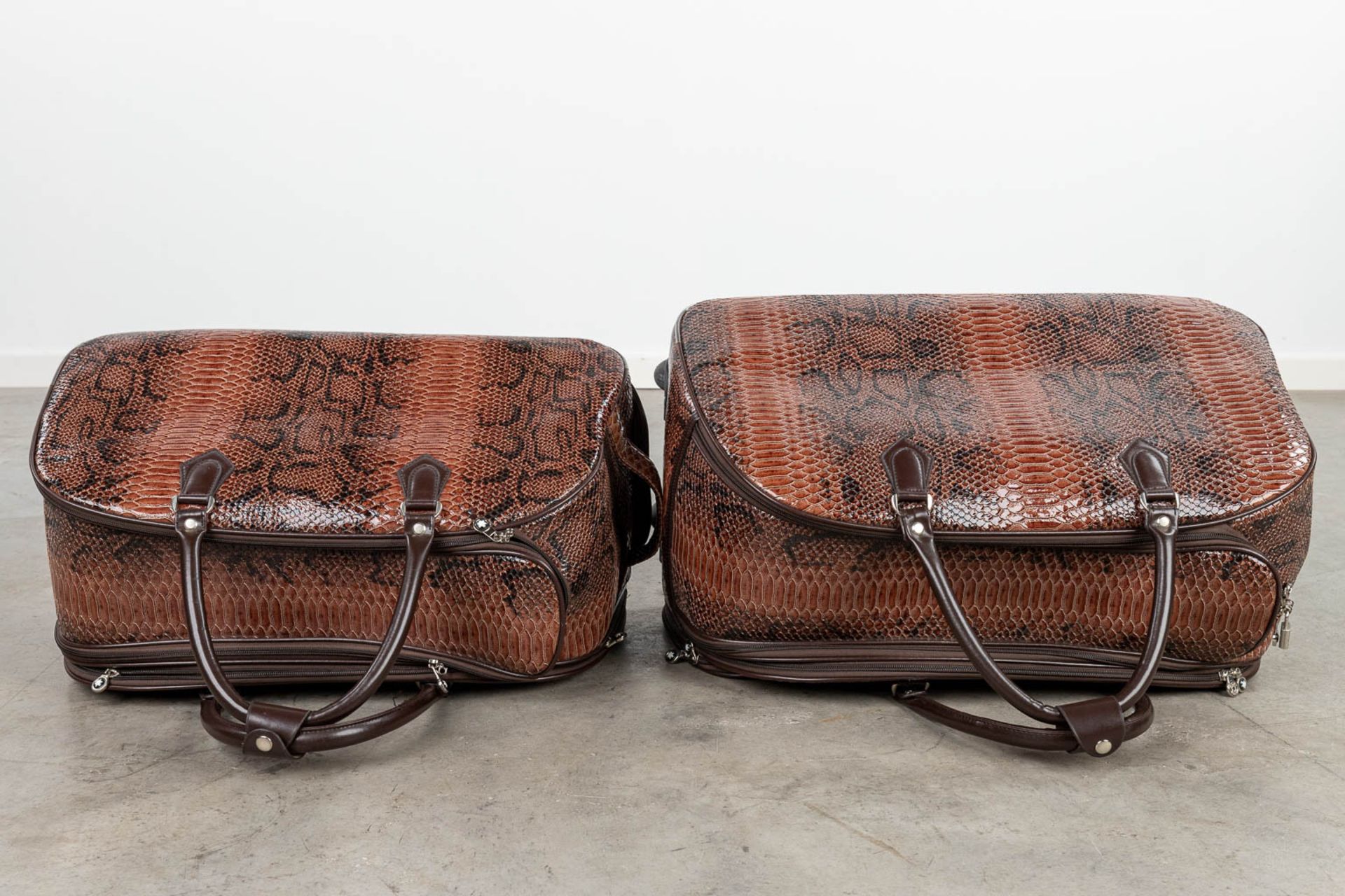 A set of 2 travel bags made of leather by Montblanc. (H:34cm) - Image 12 of 19