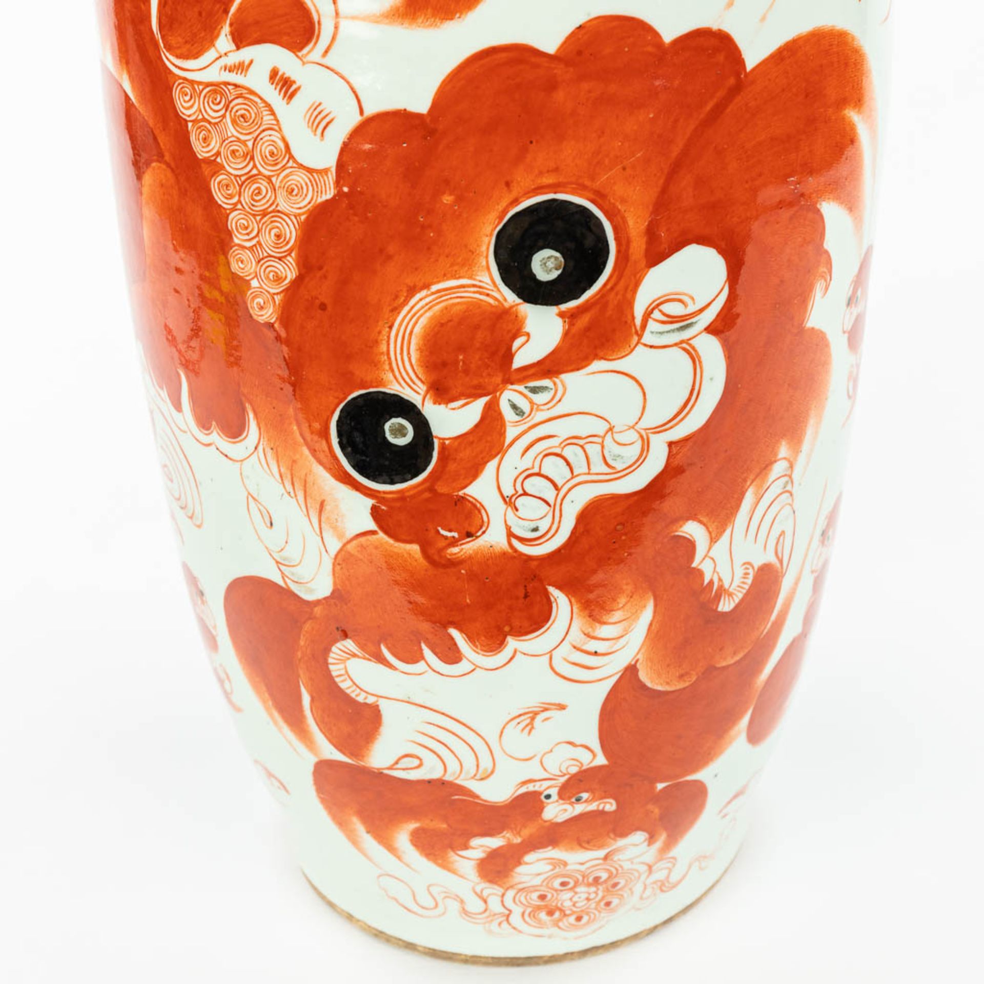 A Chinese vase made of porcelain and decorated with a red foo dog. (H:59cm) - Image 12 of 14