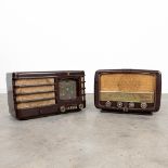 A collection of 2 antique radio's made of bakelite by Philips. (H:30cm)