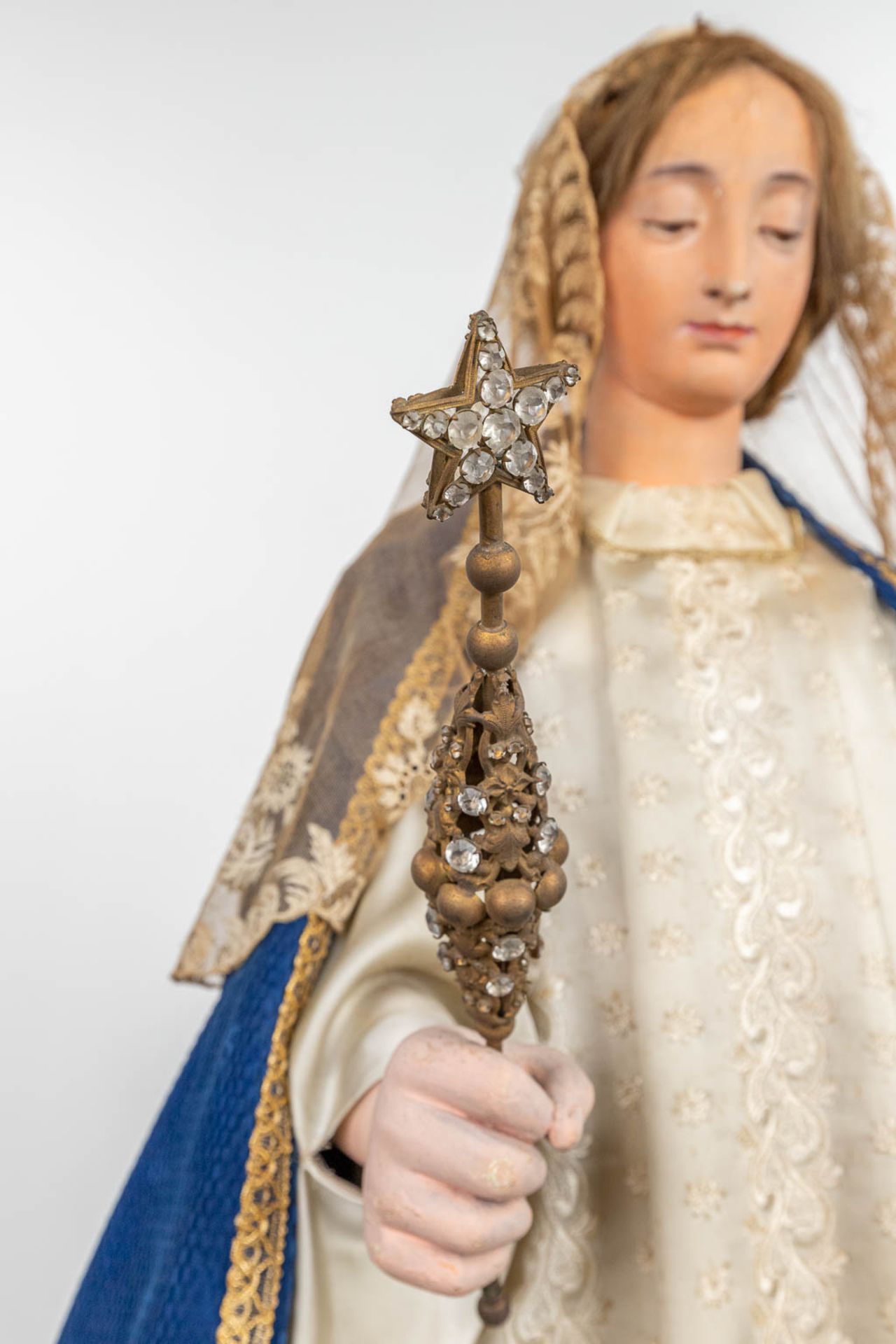 A procession madonna with robes, real hair and made of sculptured wood. 19th century. - Image 3 of 13