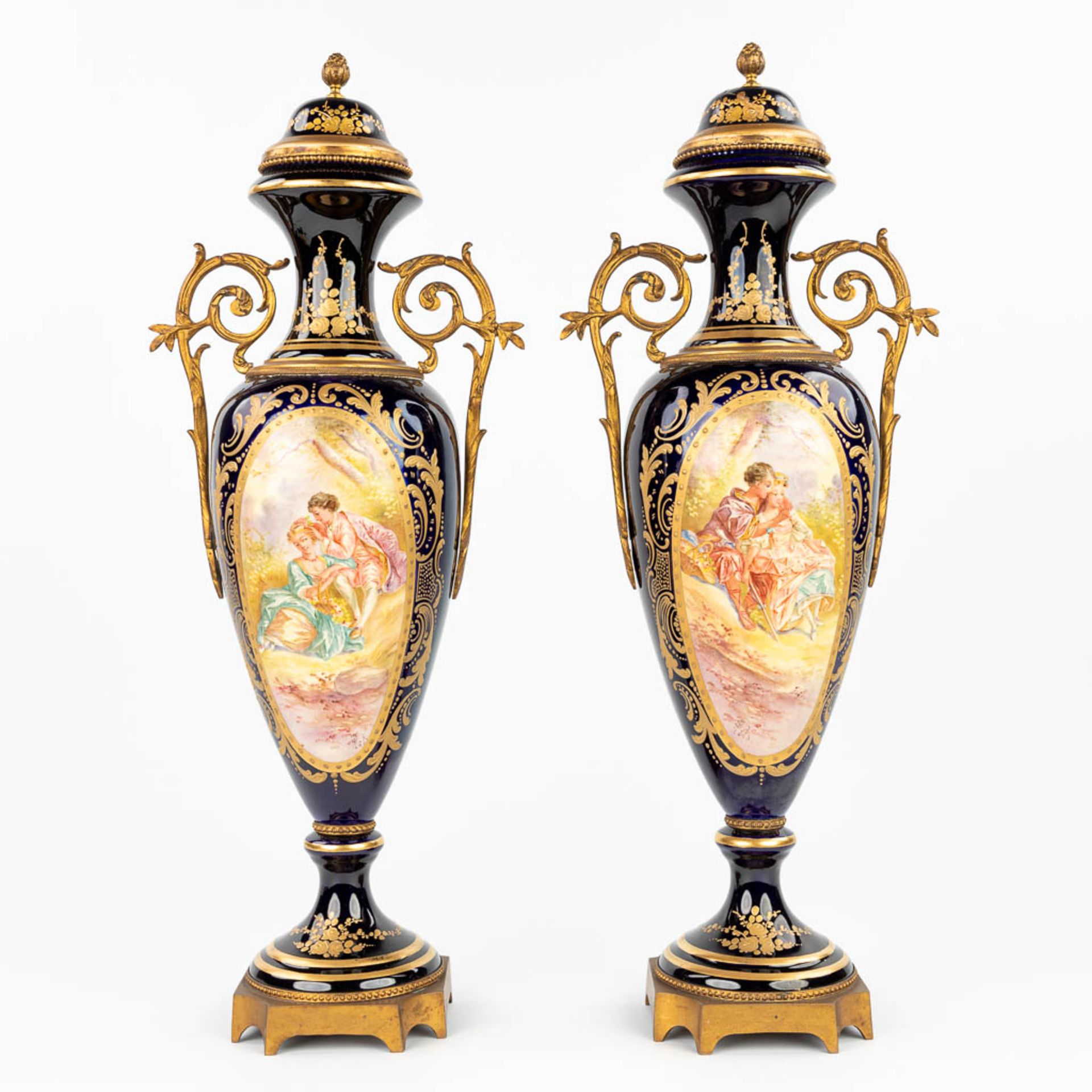 Een paar vazen gemaakt uit porselein en gemonteerd met brons, Sèvres. handgeschilderd decor gemerkt
