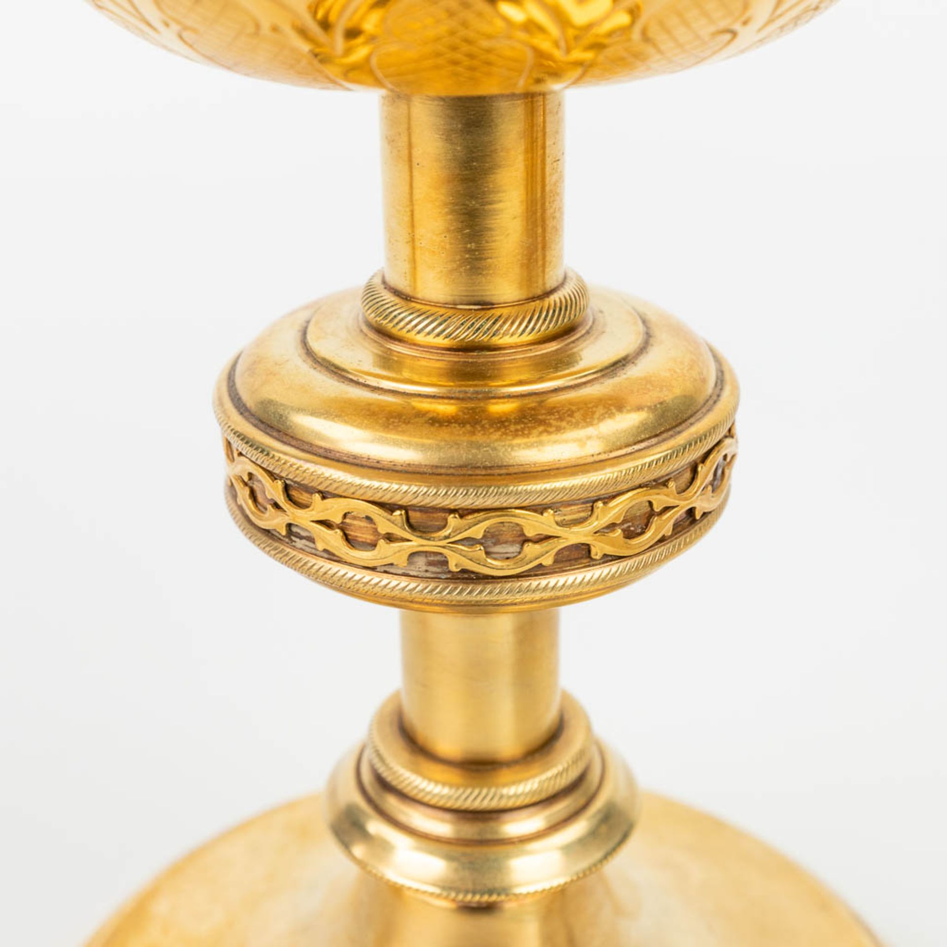 A collection of 4 large ciboria and a chalice made of silver and gold plated metal. - Image 5 of 24