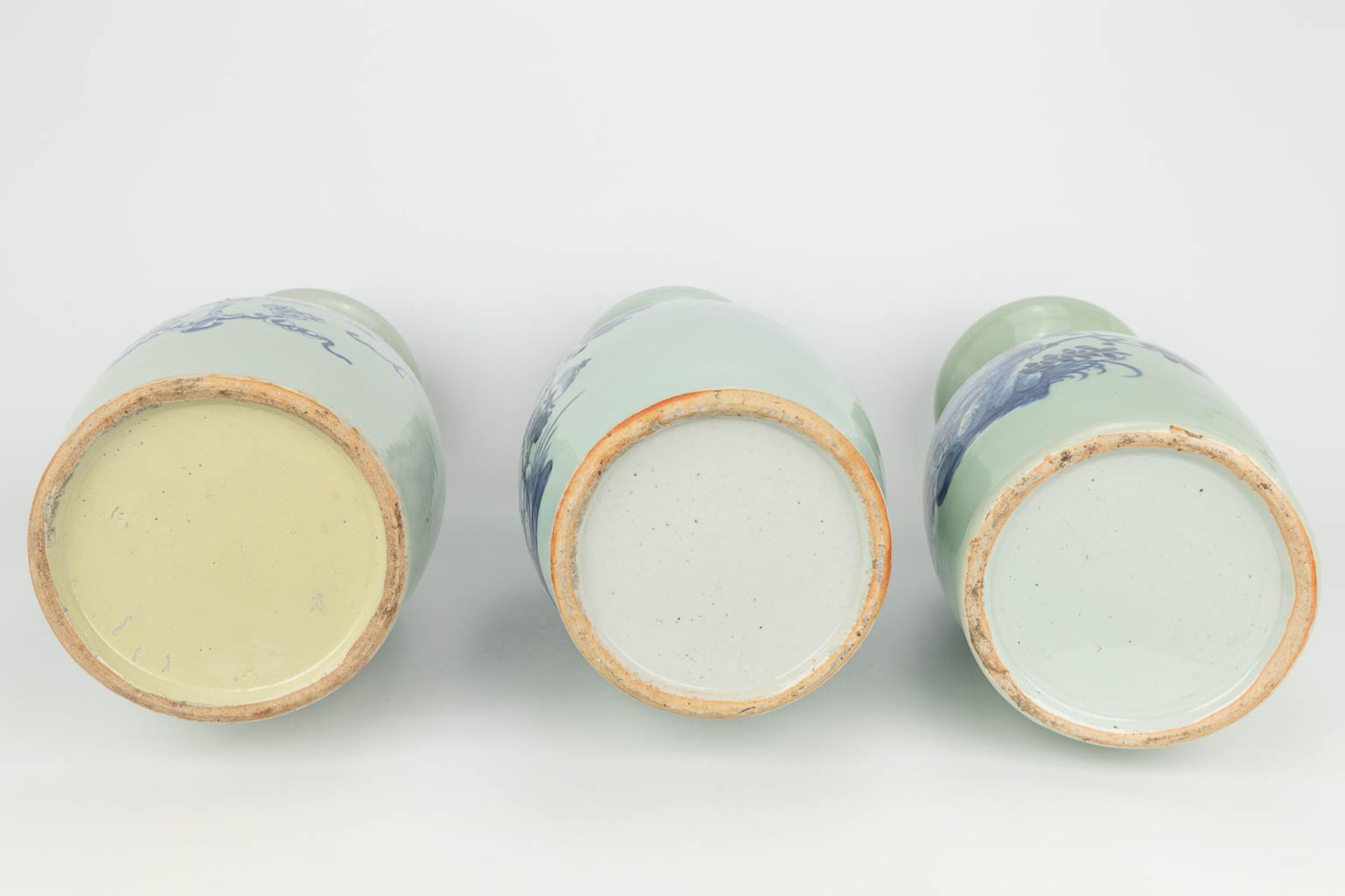 A collection of 3 vases made of Chinese porcelain with blue-white decor. (H:42cm) - Bild 3 aus 17