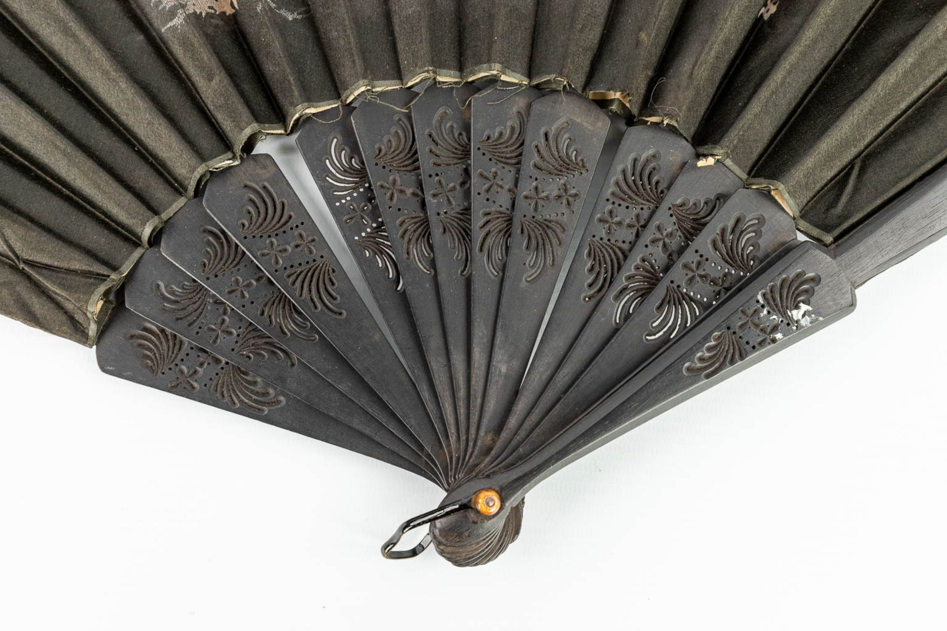 An antique hand-fan decorated with medieval scnes, made of silk. (H:35cm) - Image 9 of 9