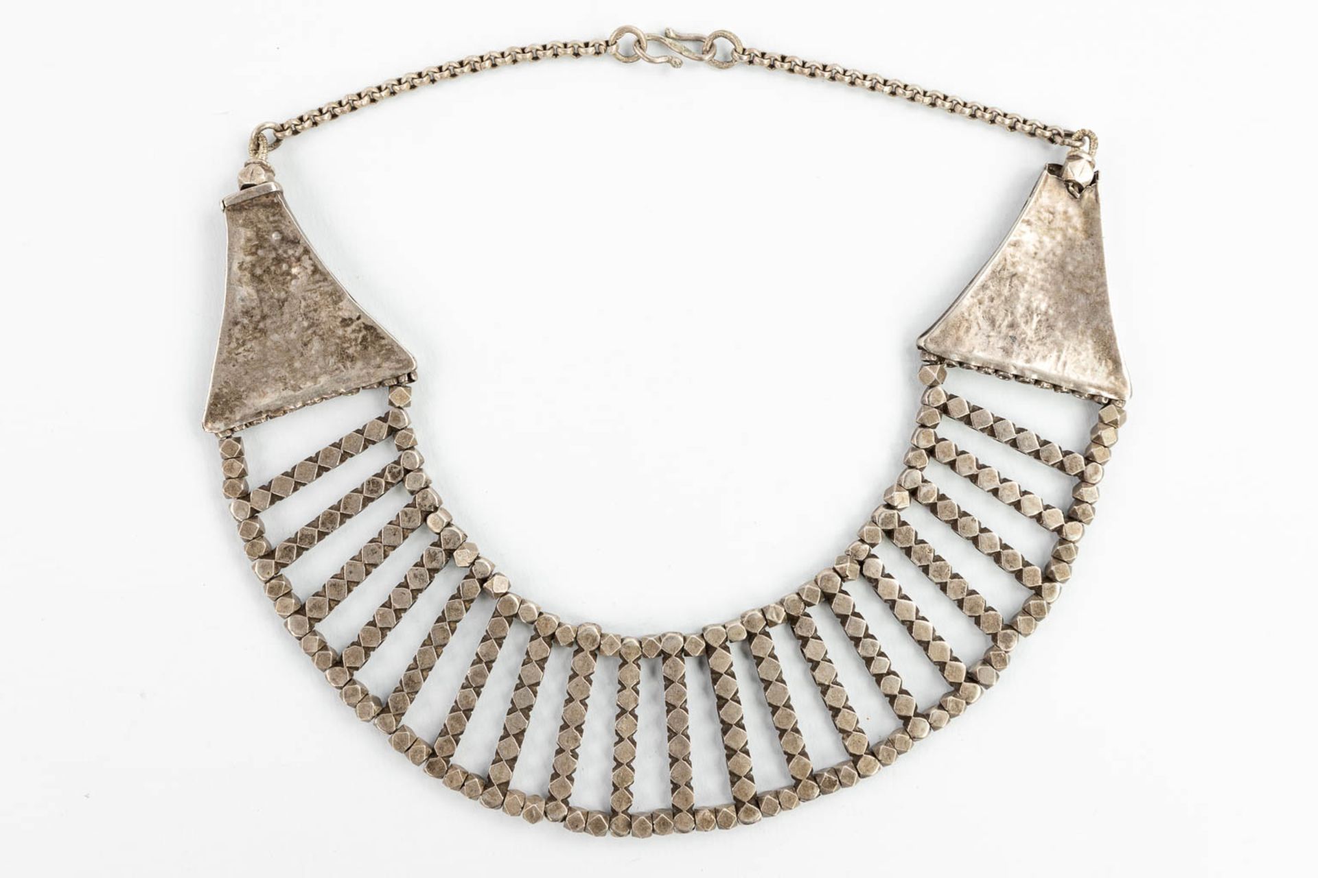 A necklace and belt made of silver in Oriental style. - Image 7 of 14