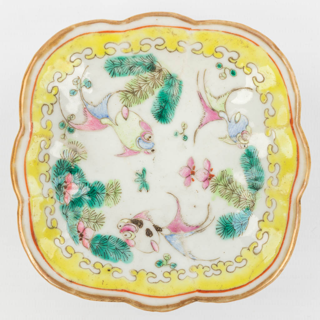 A collection of 2 Oriental bowls with images of peaches and fish. 19th century. (H:3,5cm) - Image 7 of 13