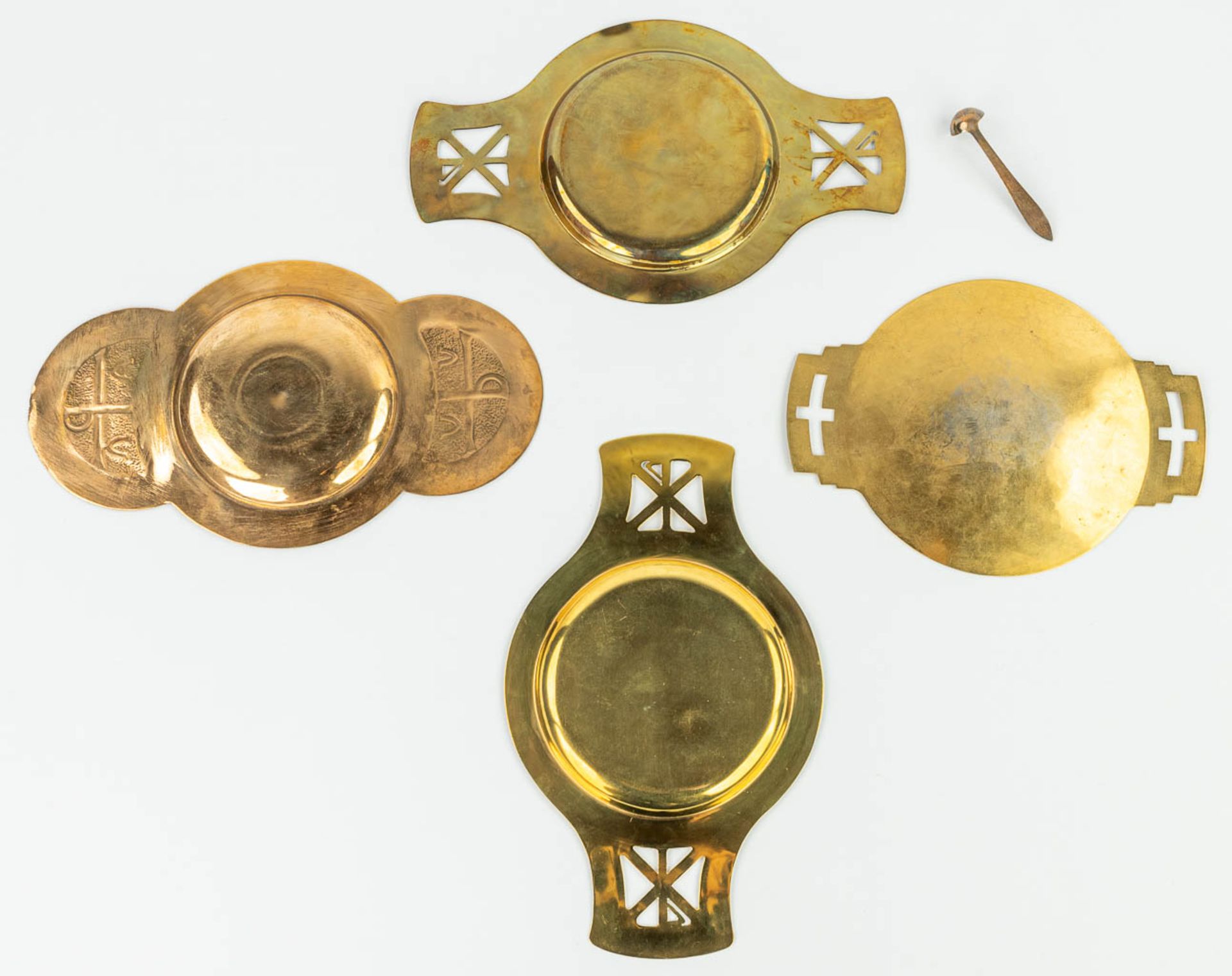 A collection of 3 ciboria, a chalice and 4 patens/trays. (H:32cm) - Image 13 of 14
