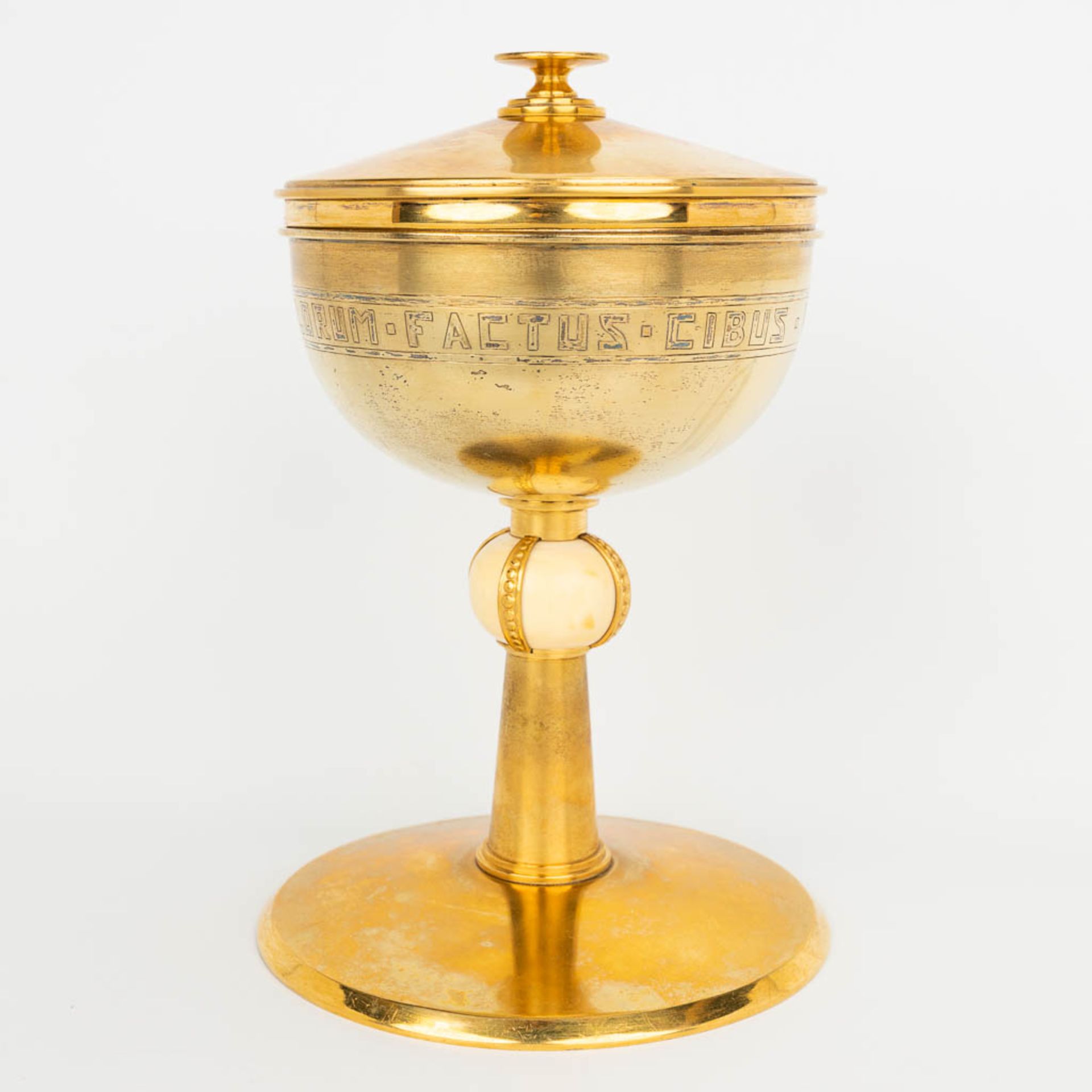 An art deco ciboria 'Viatorum Ecce Panis' and made of gold-plated silver. (H:25cm) - Image 3 of 12