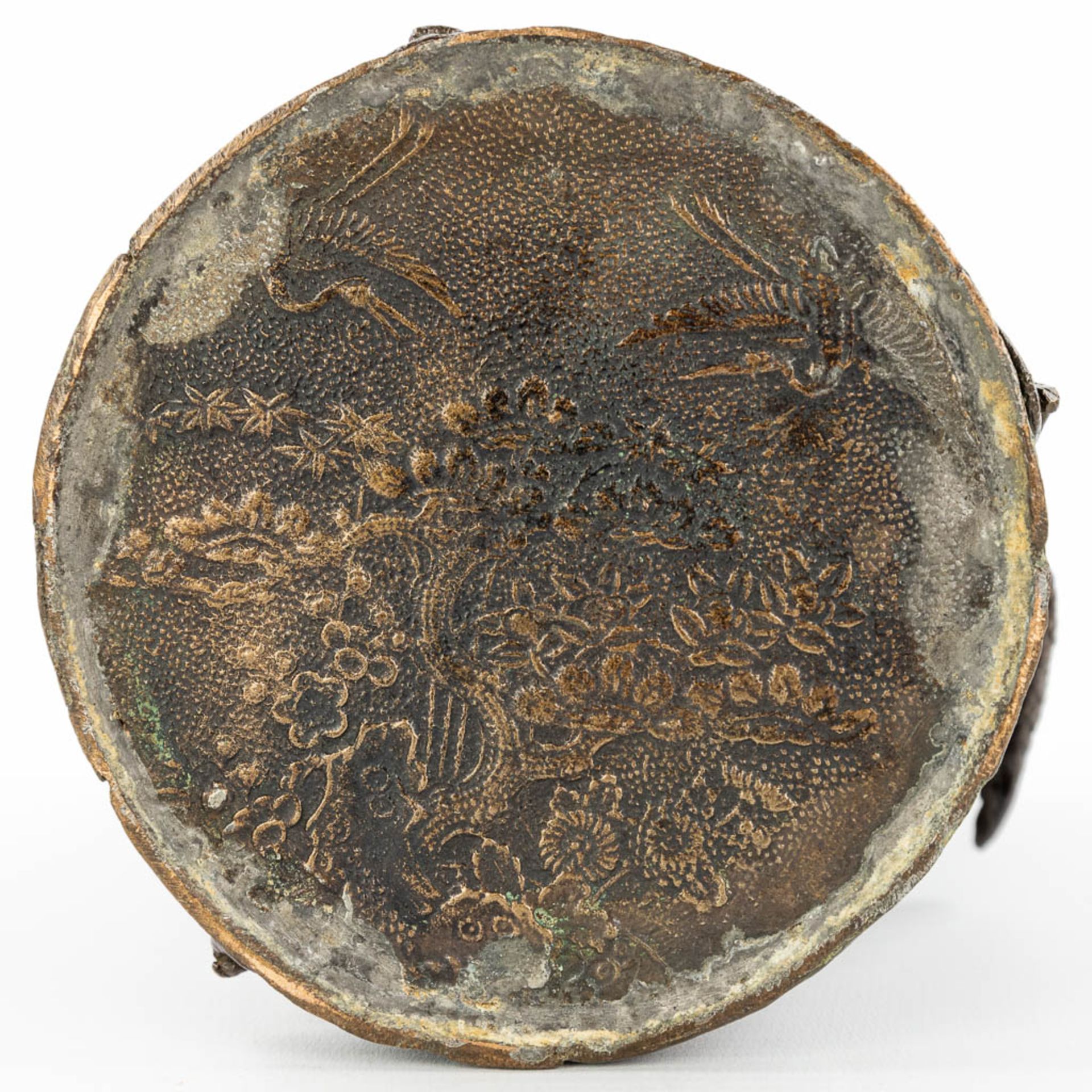 A brush pot made of bronze and decorated with mythological figurines, cranes and bonsai tree. (H:25) - Bild 11 aus 11