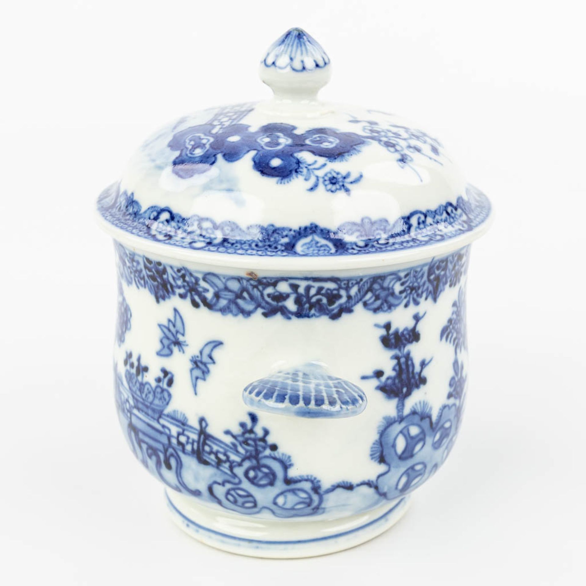 A Chinese jar with lid made of porcelain and decorated with flowers and birds. (H:13,5cm) - Image 3 of 12