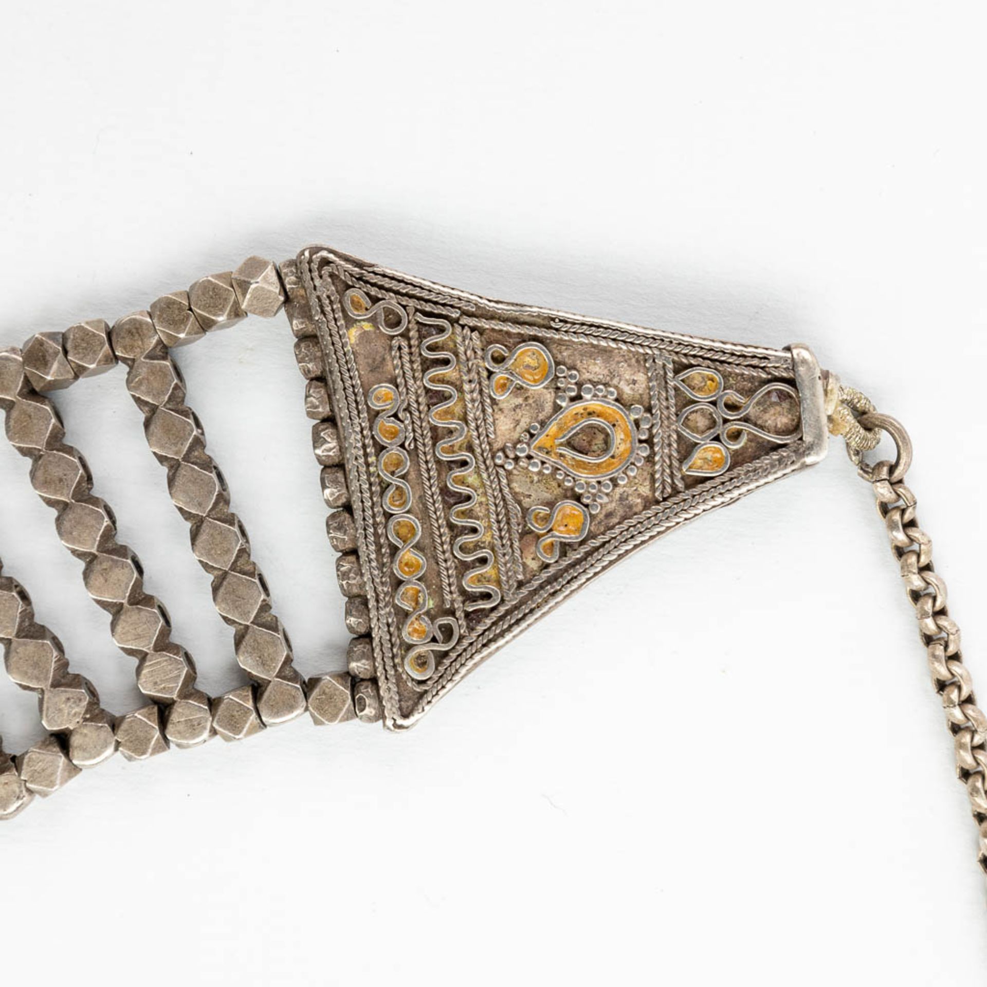 A necklace and belt made of silver in Oriental style. - Image 13 of 14