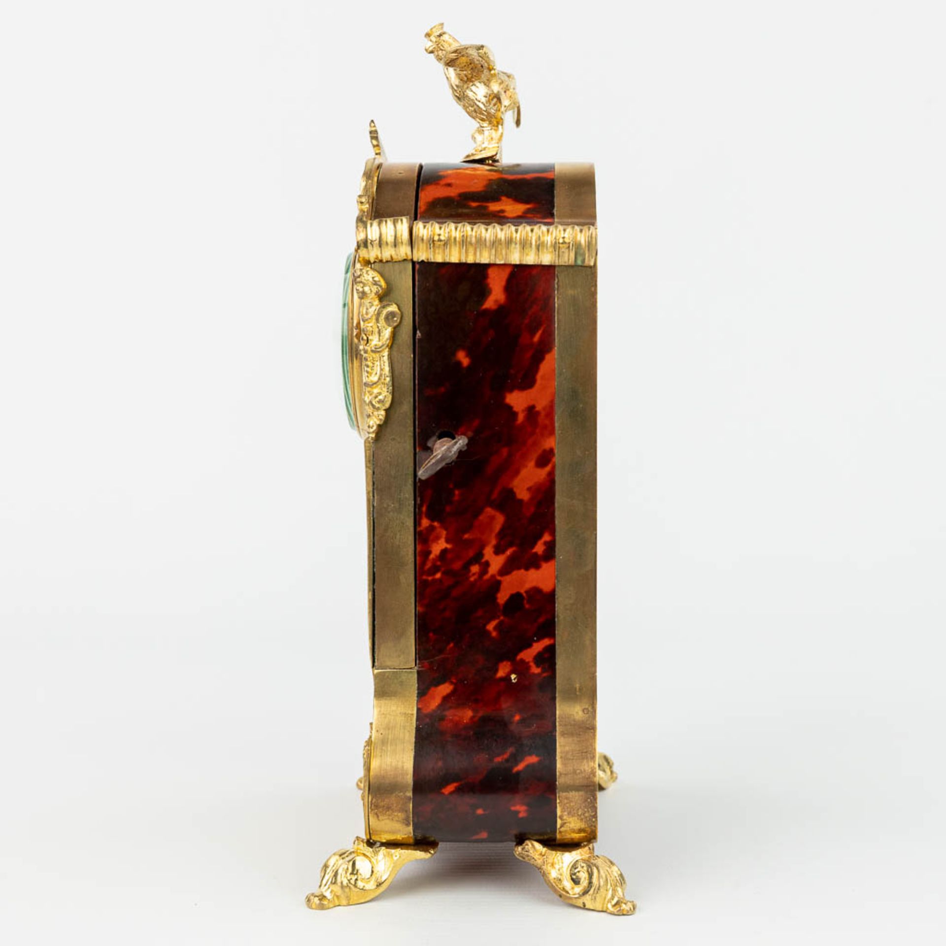 A mantle clock finished with tortoise shell Boulle inlay and mounted with gilt bronze. (H:26cm) - Image 2 of 12
