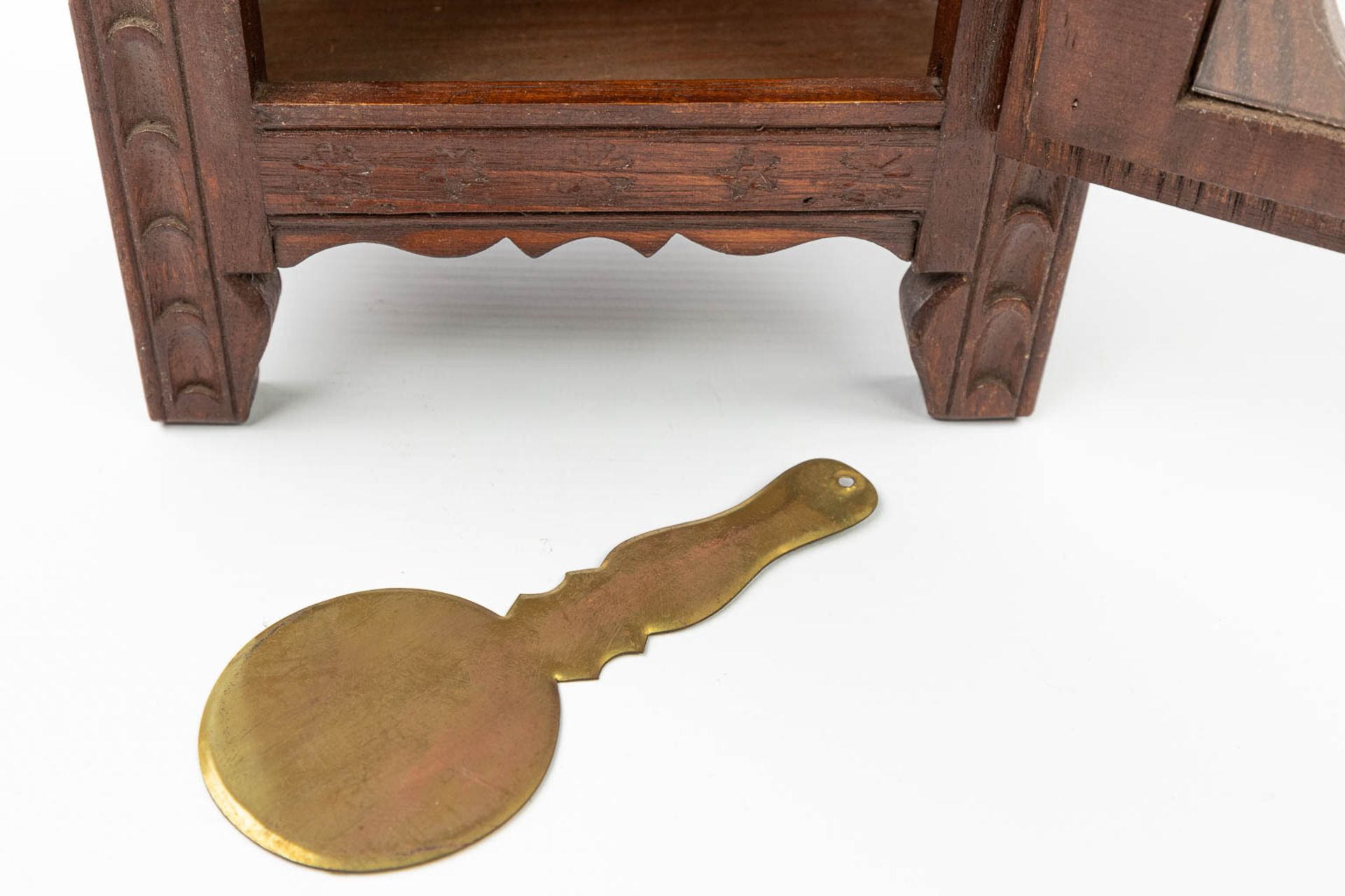 A table clock mounted in a miniature Breton cabinet. (H:35,5cm) - Image 14 of 15