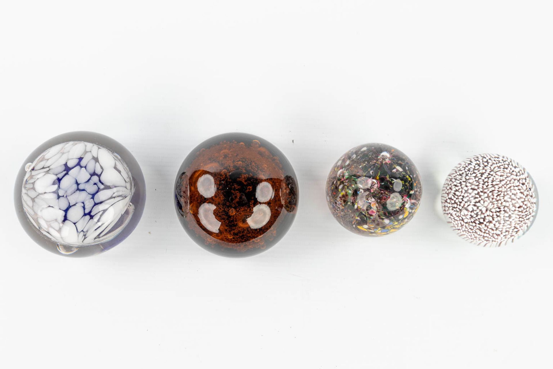 A collection of 7 paperweights made in Murano and decorated with abstract glass art. (H:7,5cm) - Image 4 of 14