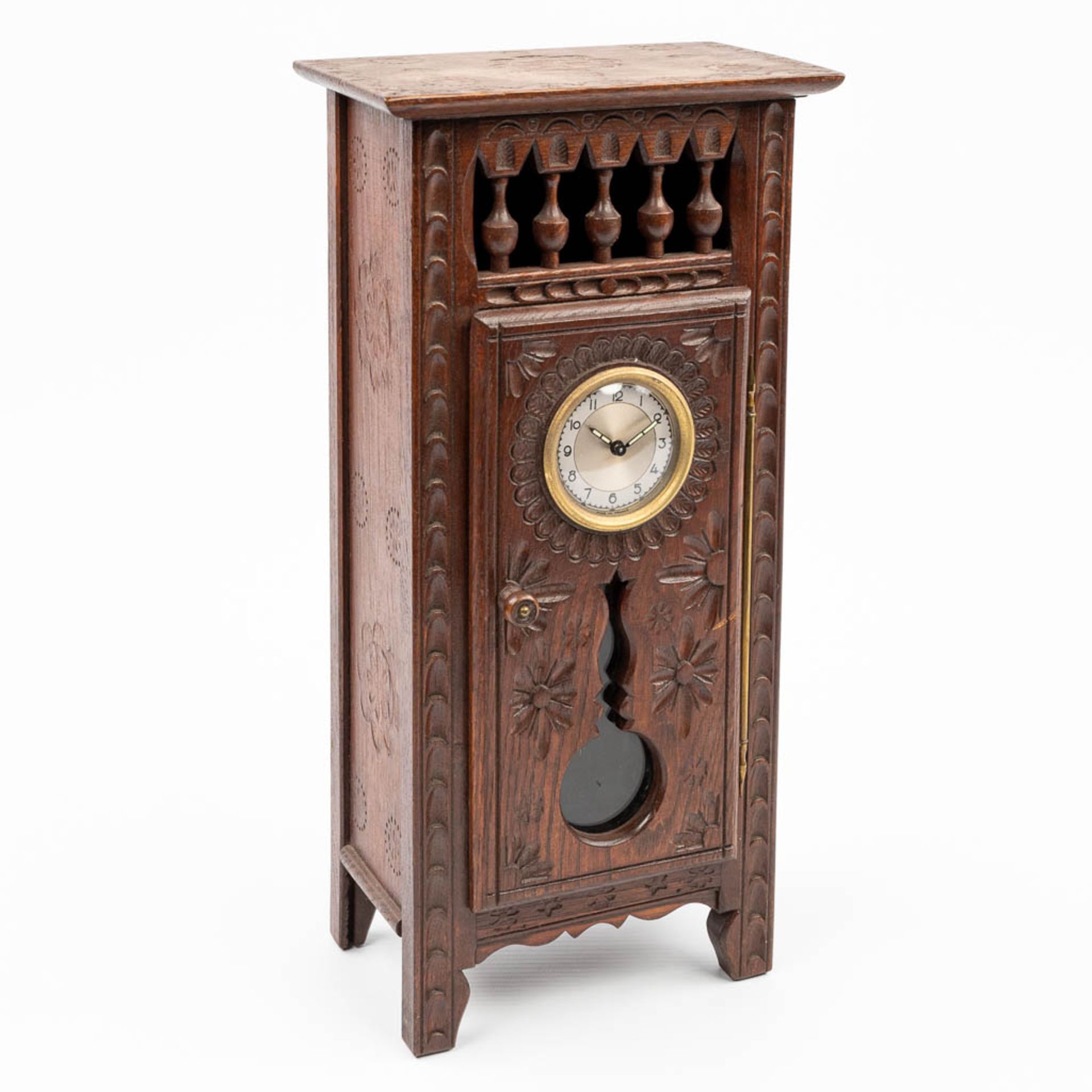 A table clock mounted in a miniature Breton cabinet. (H:35,5cm) - Image 15 of 15