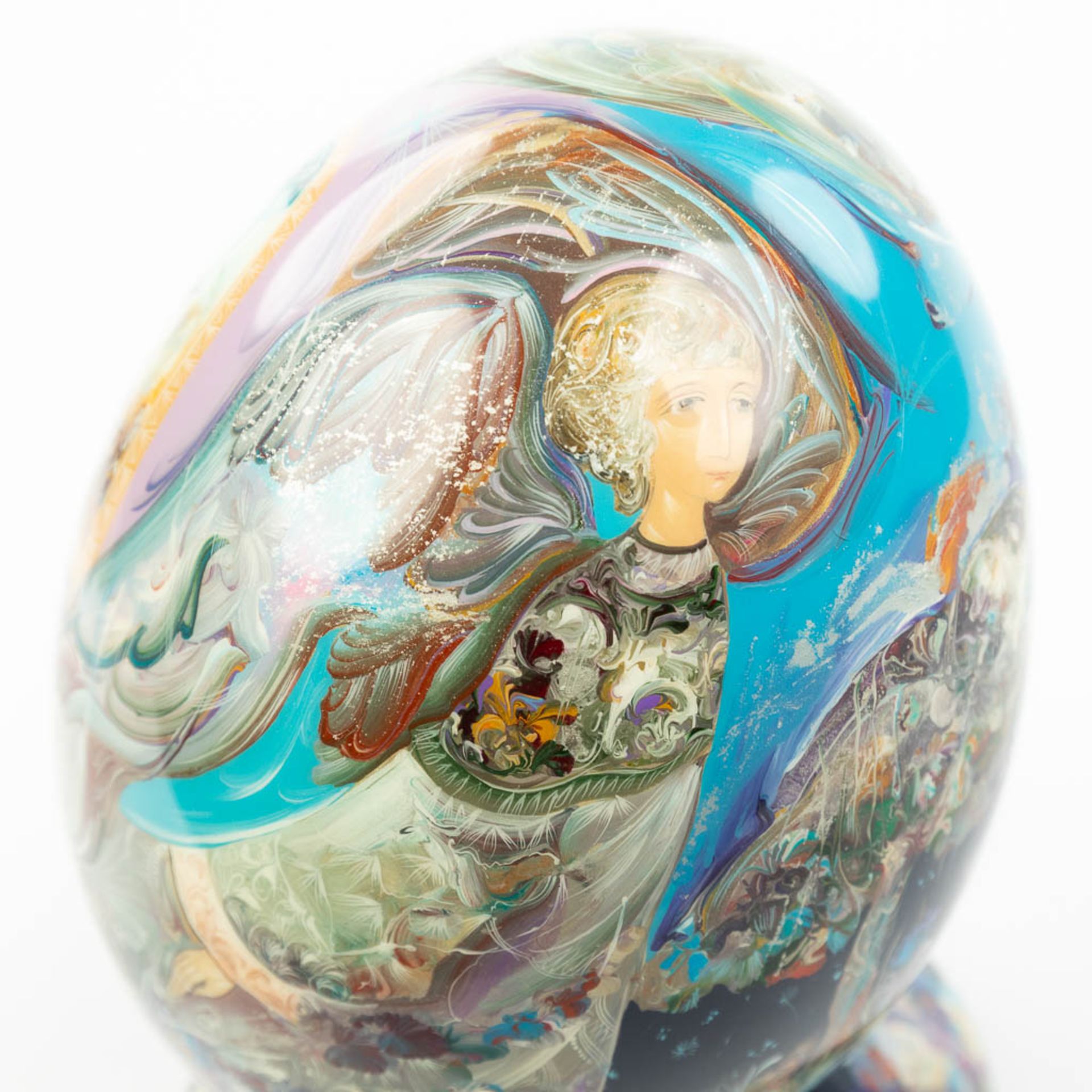 A hand-painted egg on a stand and made of Wood. Marked Stiva Goriachij, made in Russia. (H:17cm) - Image 6 of 15