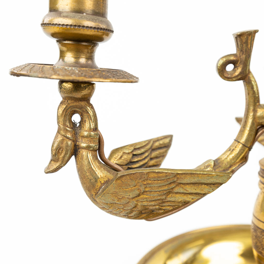 A table lamp made of bronze and decorated with swans in Empire style. (H:56cm) - Image 5 of 11