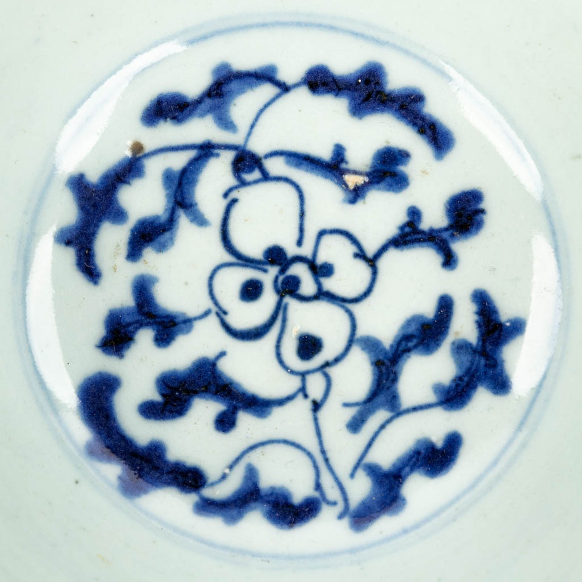 A pair of Chinese bowls made of porcelain with a blue-white decor. (H:7,2cm) - Image 6 of 13