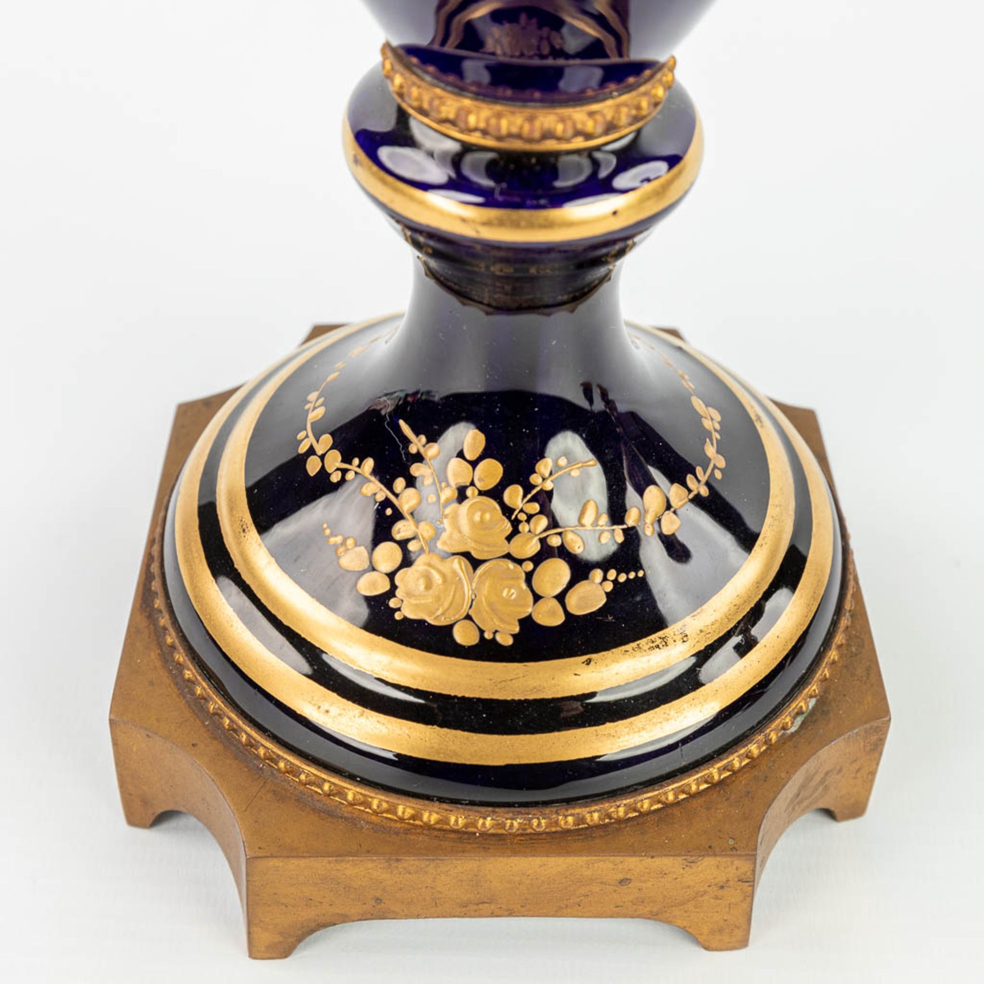 Een paar vazen gemaakt uit porselein en gemonteerd met brons, Sèvres. handgeschilderd decor gemerkt - Image 17 of 17