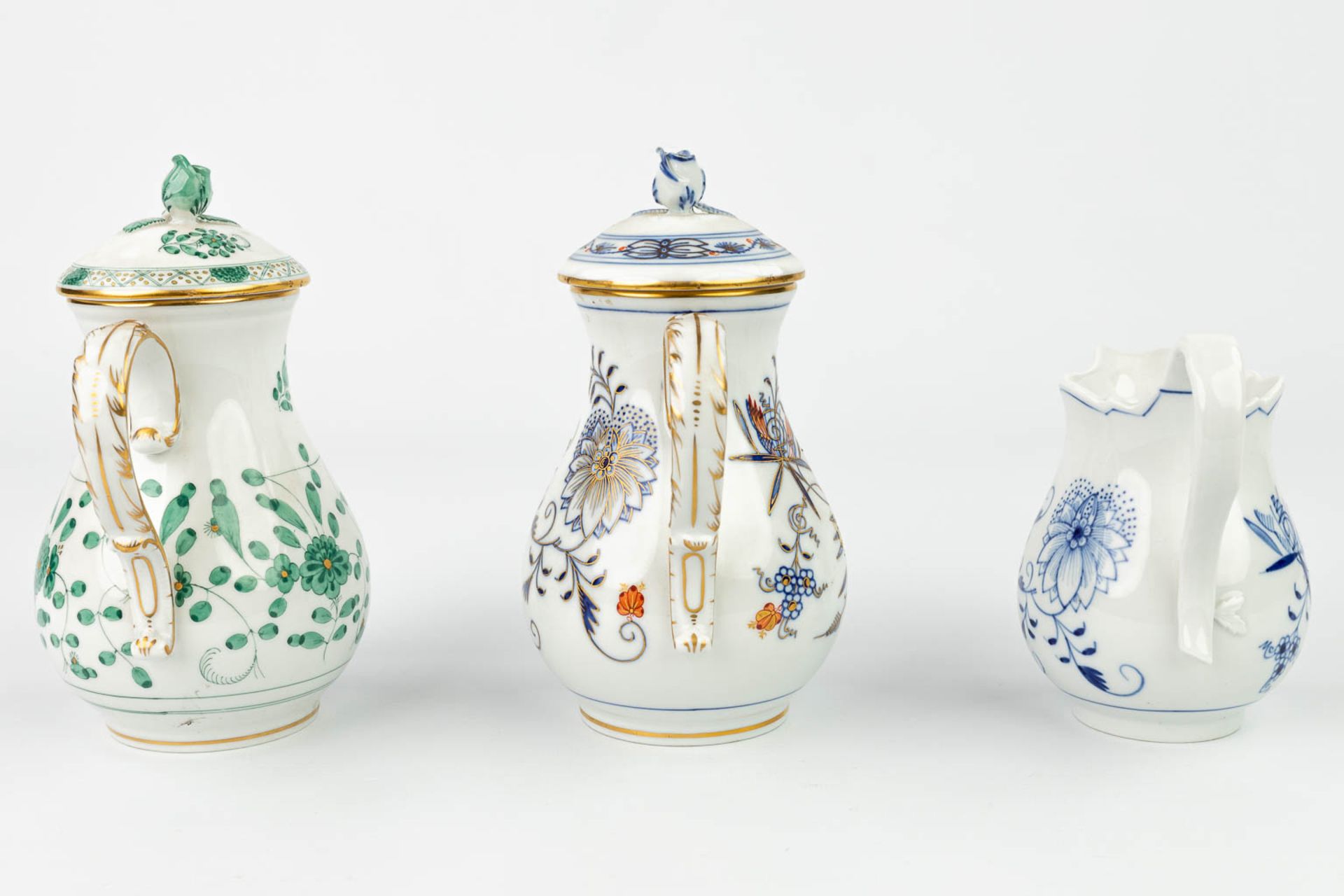 A collection of 2 coffee pots and a milk jug made by Meissen porcelain, 20th century. (H:17cm) - Image 16 of 17