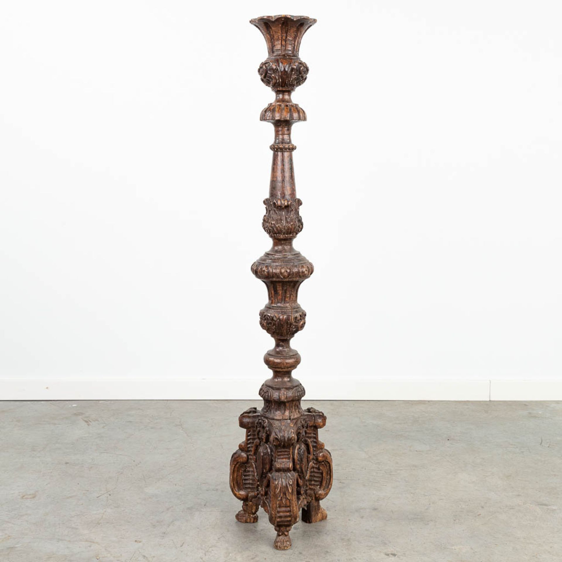 An antique wood sculptured base of a candlestick, around 1800. (H:102cm) - Image 3 of 9