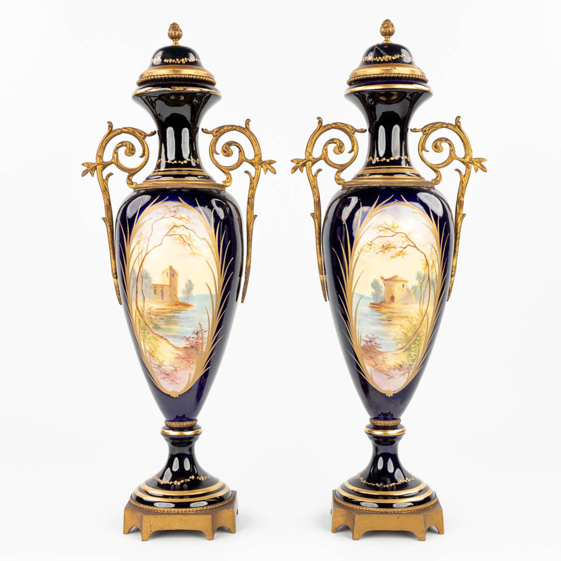 Een paar vazen gemaakt uit porselein en gemonteerd met brons, Sèvres. handgeschilderd decor gemerkt - Image 9 of 17