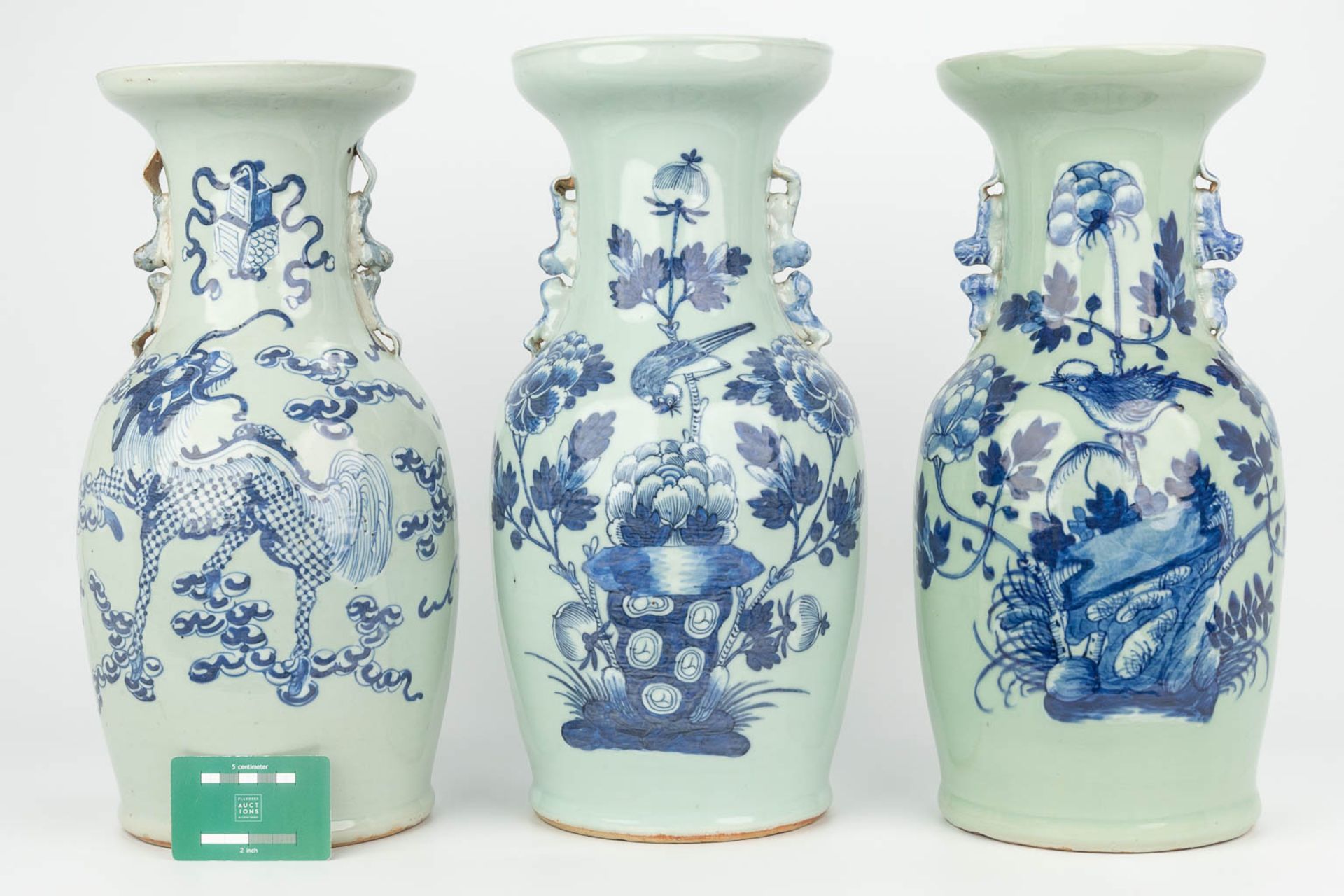 A collection of 3 vases made of Chinese porcelain with blue-white decor. (H:42cm) - Bild 17 aus 17