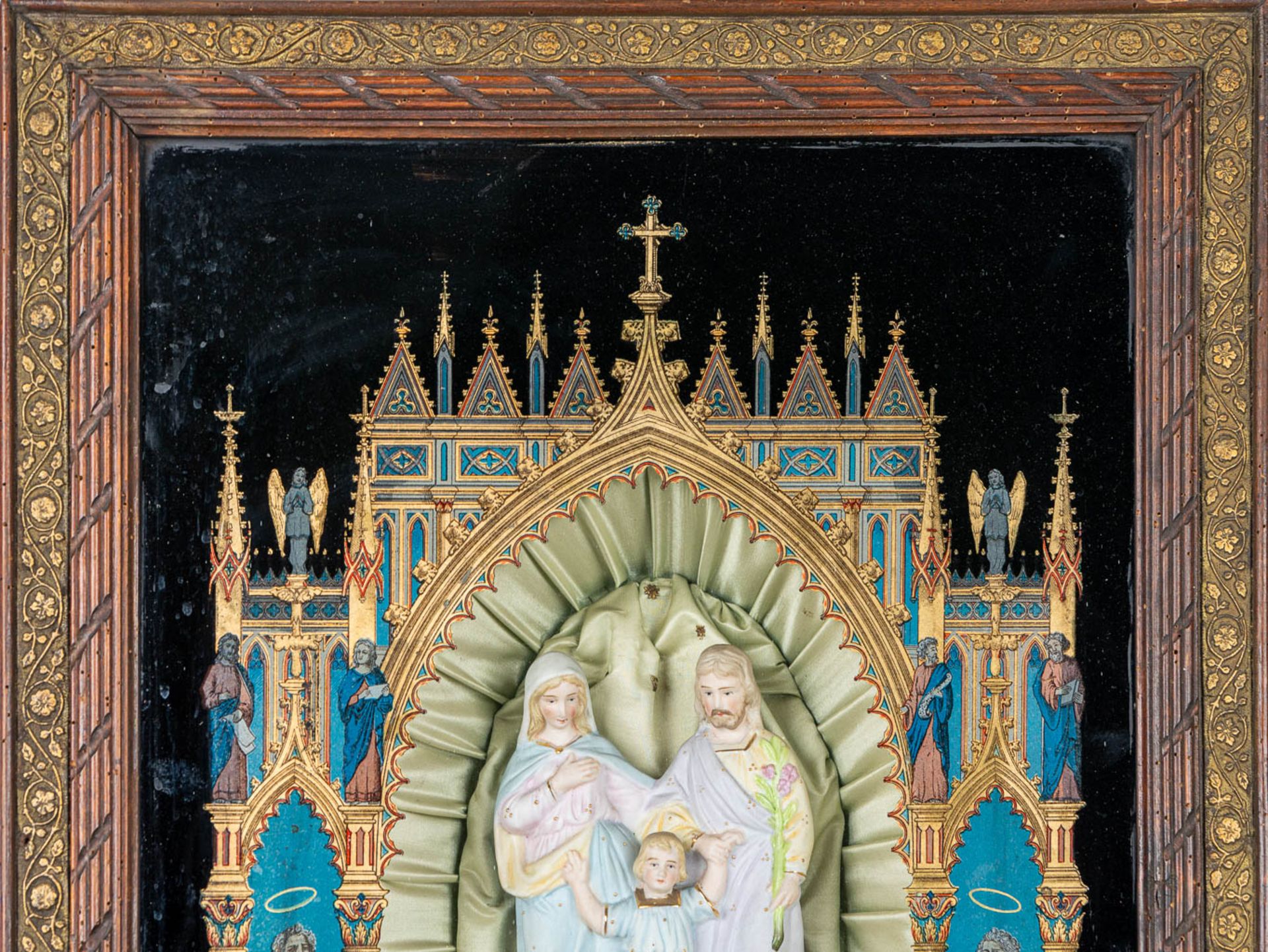 An Eglomisé reverse glass painting in gothic revival style, with a holy family statue made of bisque - Image 9 of 9