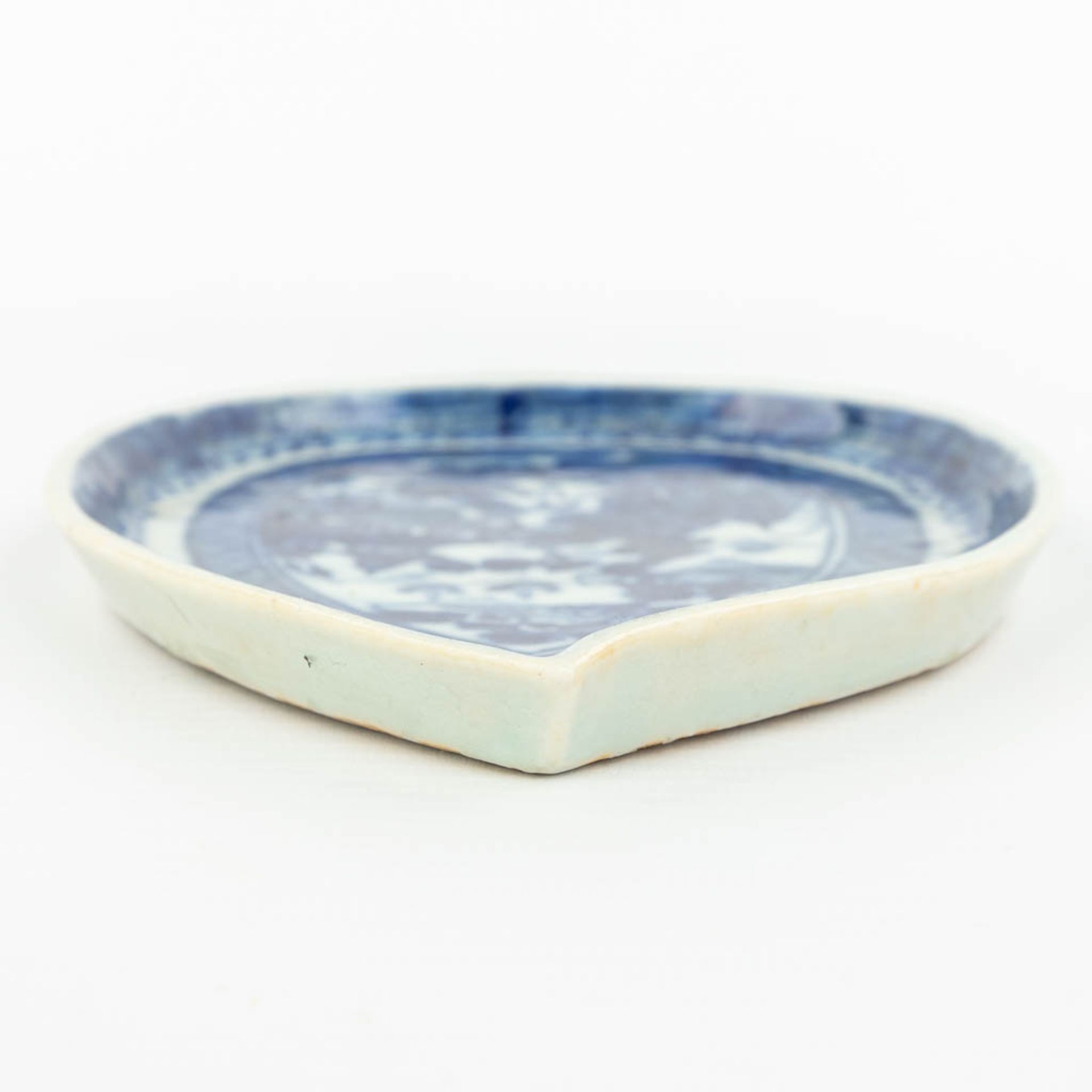 A Chinese dish made of porcelain with a blue-white landscape decor. - Image 2 of 10
