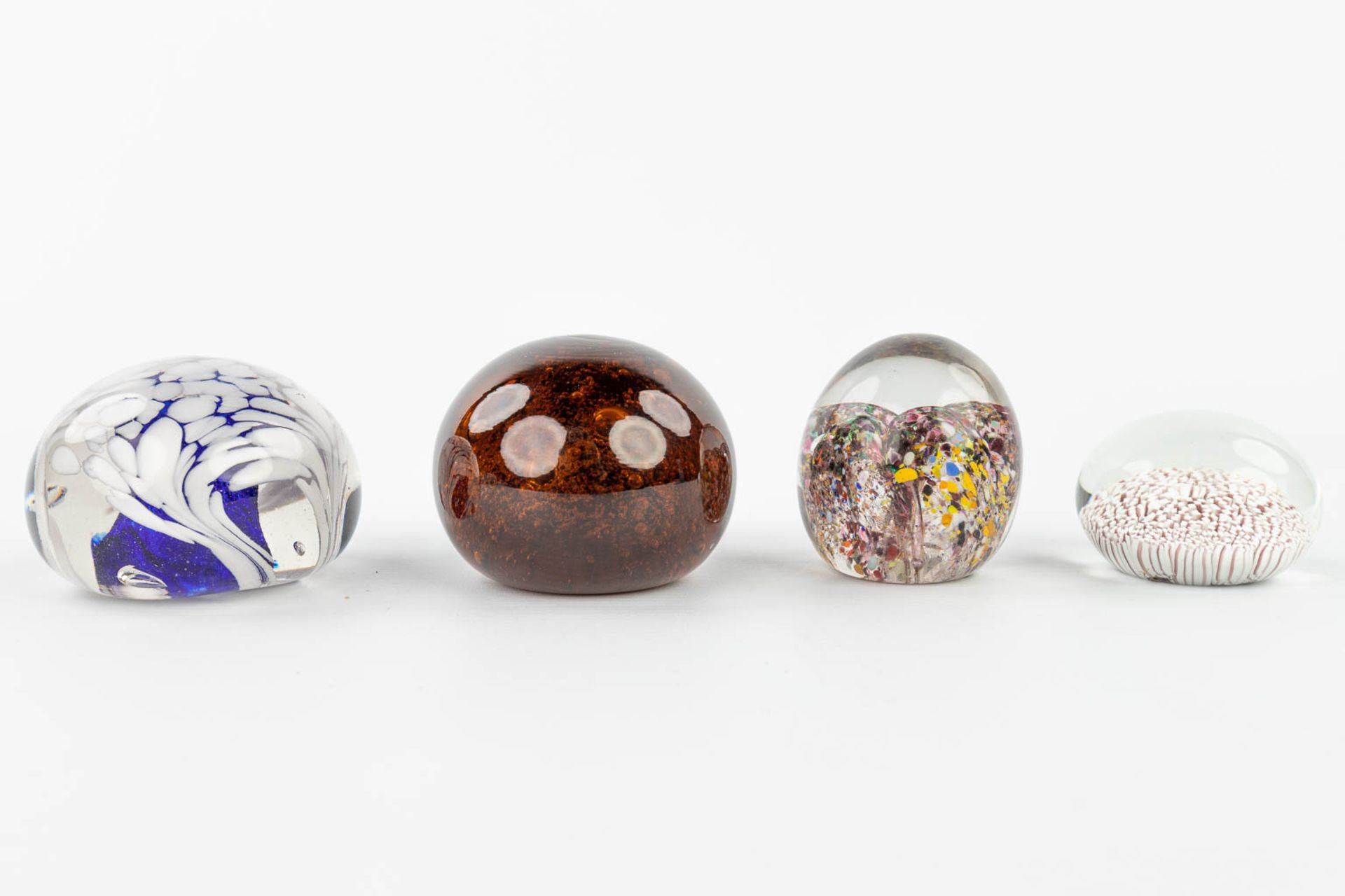 A collection of 7 paperweights made in Murano and decorated with abstract glass art. (H:7,5cm) - Image 5 of 14