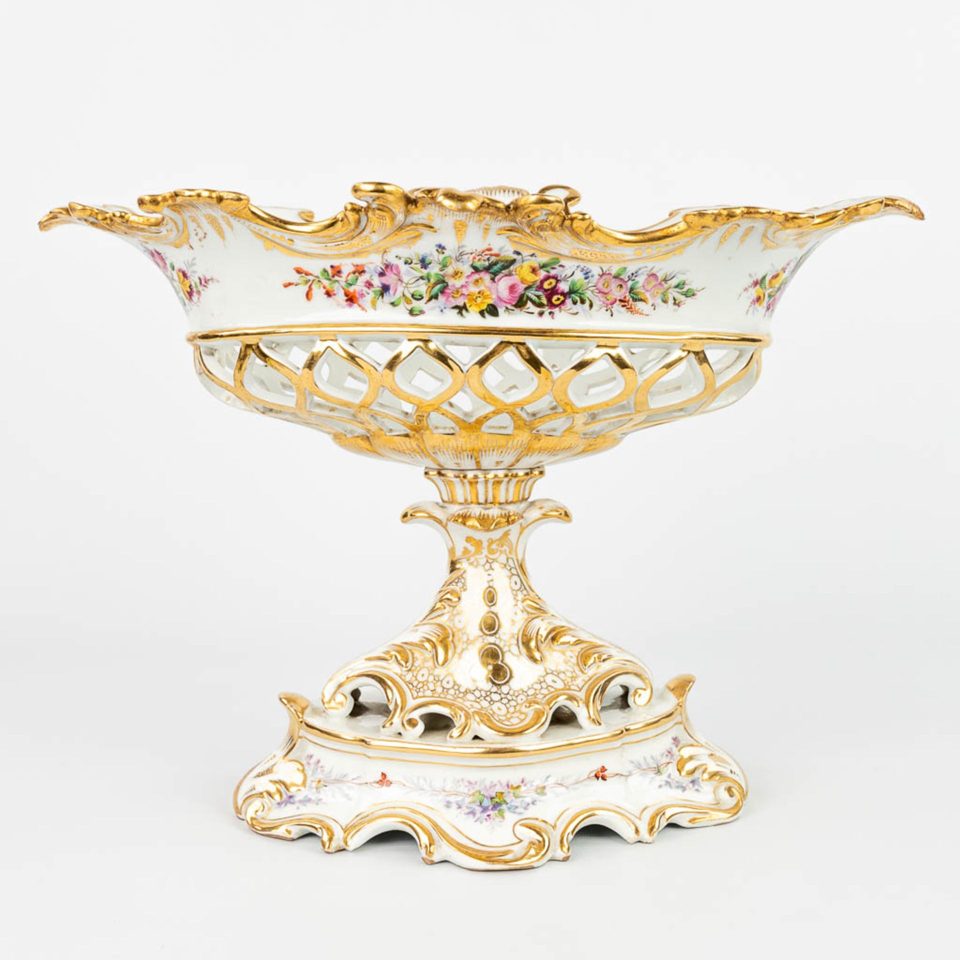 A table centrepiece made of Brussels Porcelain in Louis Philippe style, with hand-painted decor. (H: